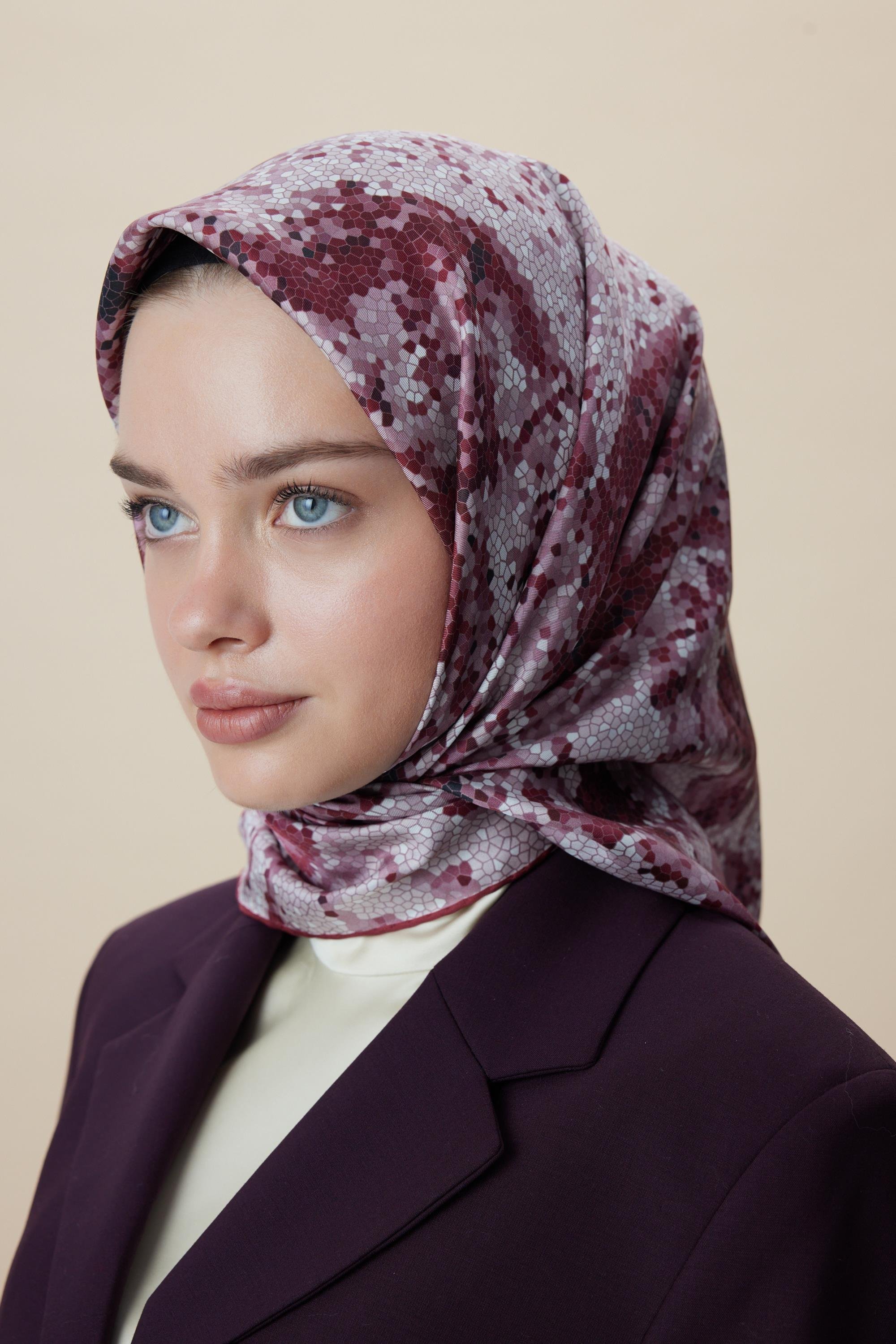 SU MASALI ÇİFT TARAFLI TİVİL İPEK EŞARP 90*90 CM - GÜL KURUSU