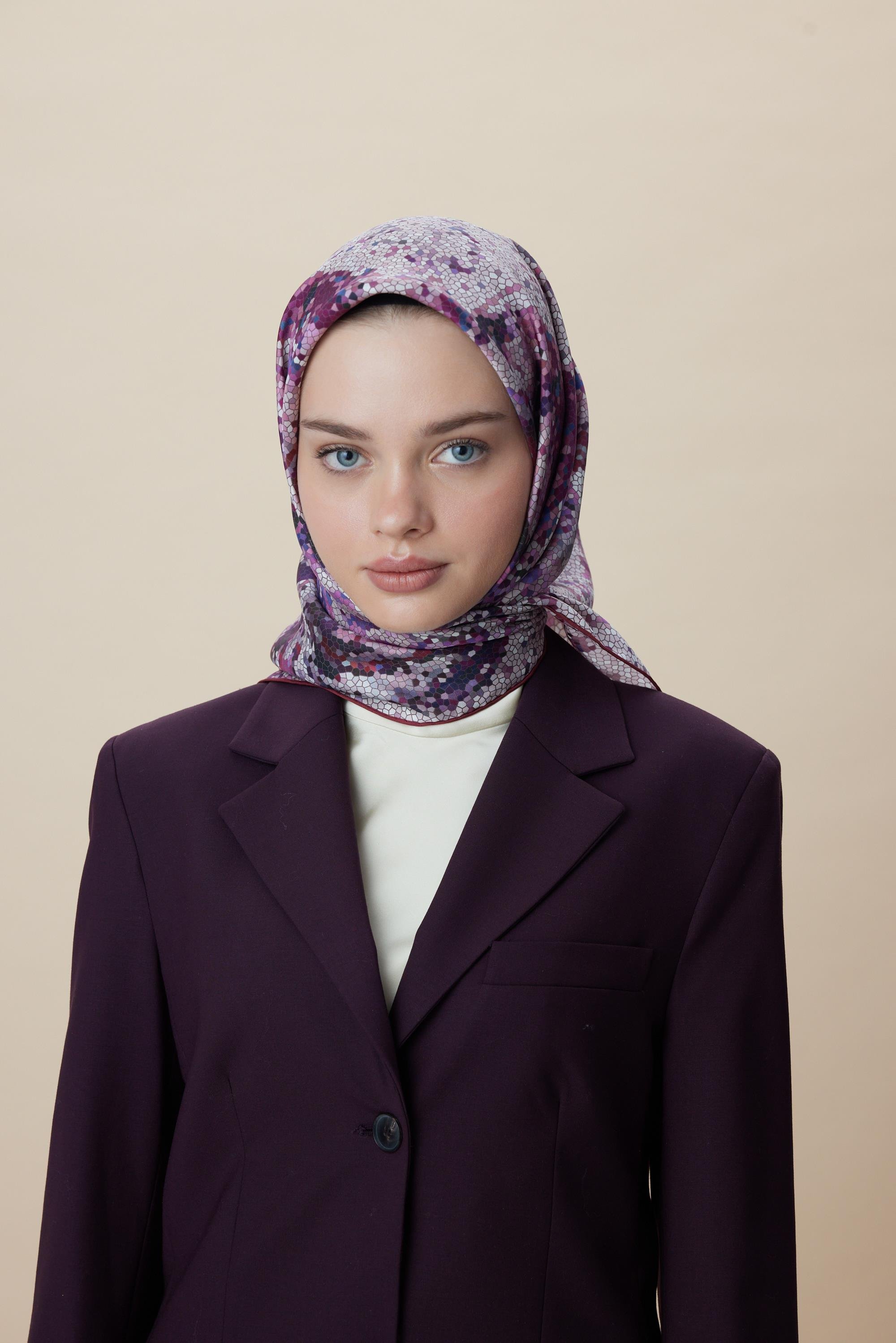 SU MASALI ÇİFT TARAFLI TİVİL İPEK EŞARP 90*90 CM - GÜL KURUSU