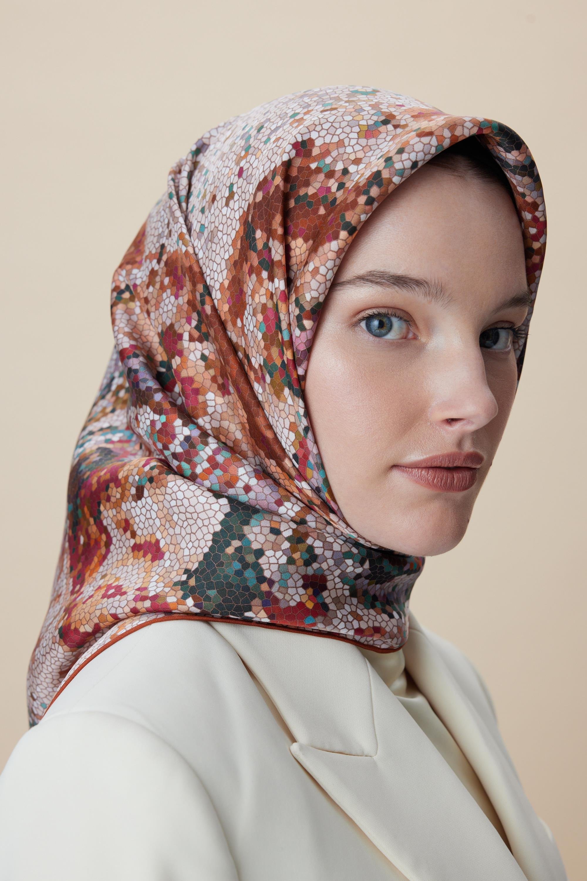 SU MASALI ÇİFT TARAFLI TİVİL İPEK EŞARP 90*90 CM - YAVRUAĞZI