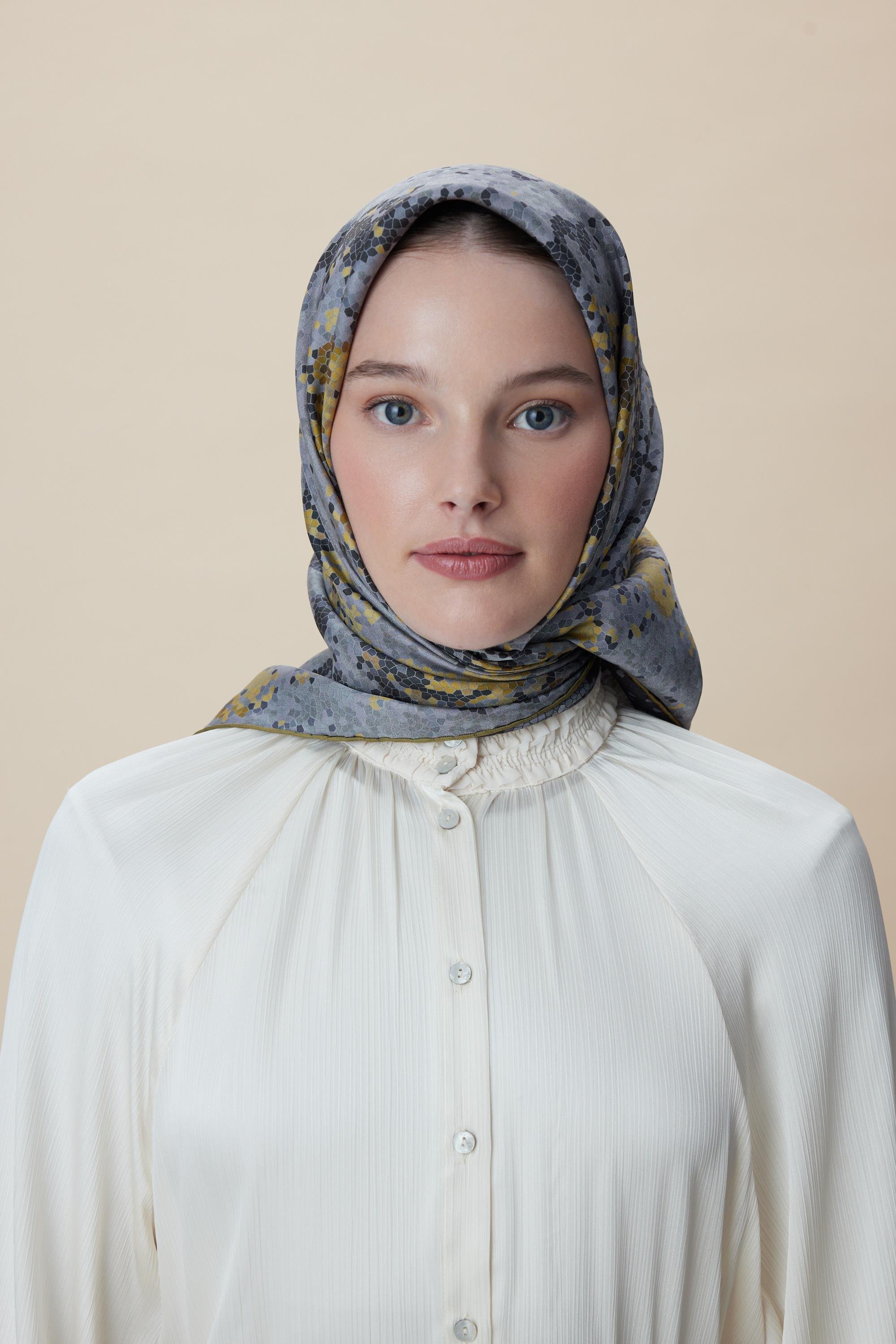 SU MASALI ÇİFT TARAFLI TİVİL İPEK EŞARP 90*90 CM - SİYAH TAŞ