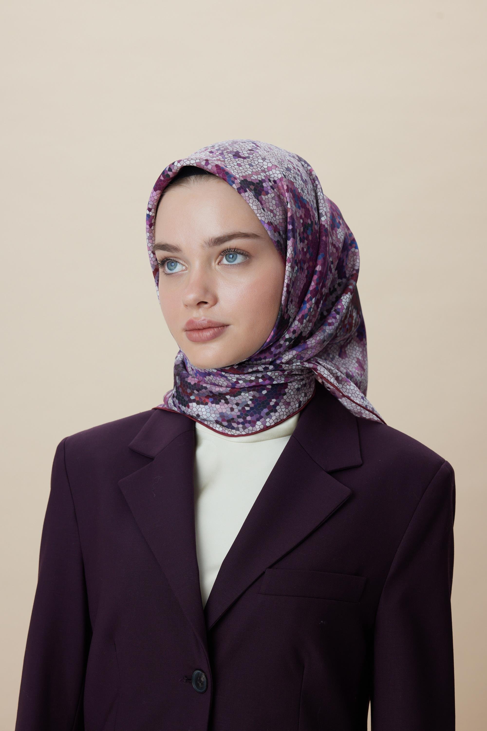 SU MASALI ÇİFT TARAFLI TİVİL İPEK EŞARP 90*90 CM - GÜL KURUSU