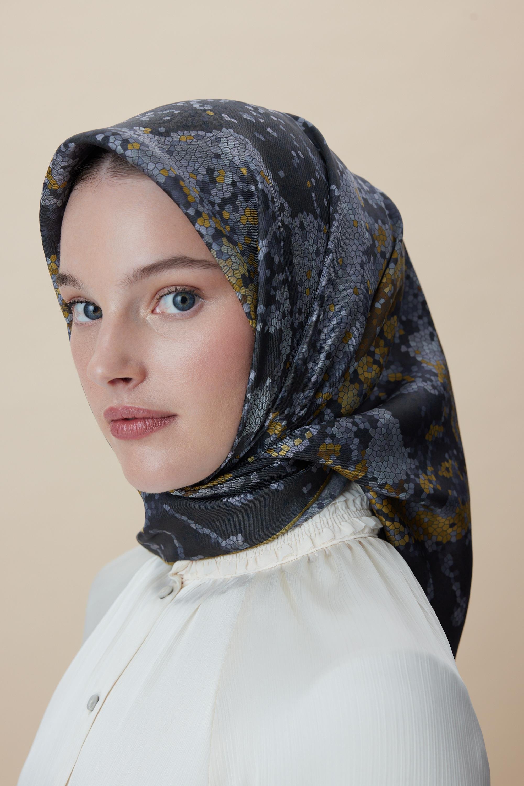 SU MASALI ÇİFT TARAFLI TİVİL İPEK EŞARP 90*90 CM - SİYAH TAŞ