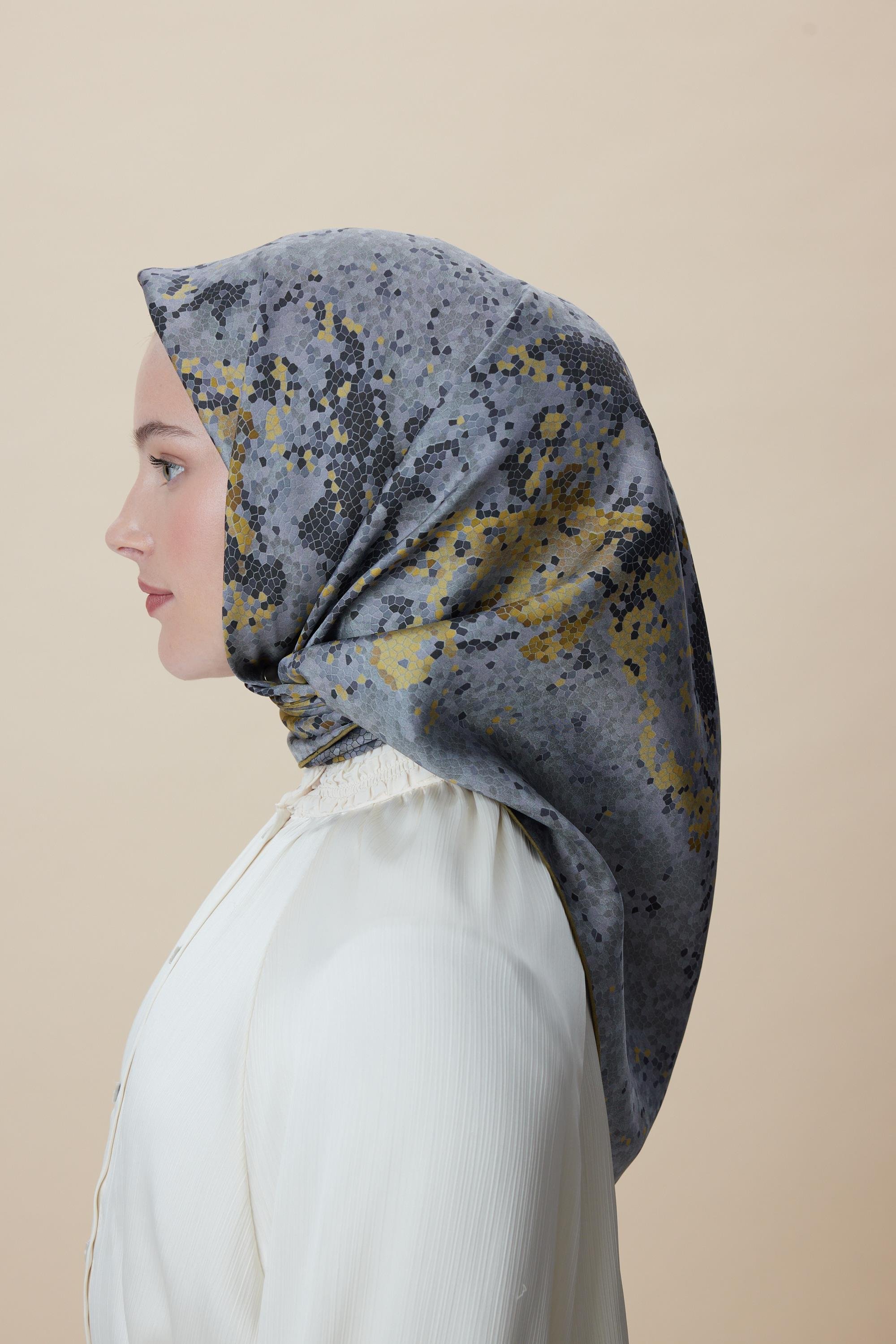 SU MASALI ÇİFT TARAFLI TİVİL İPEK EŞARP 90*90 CM - SİYAH TAŞ