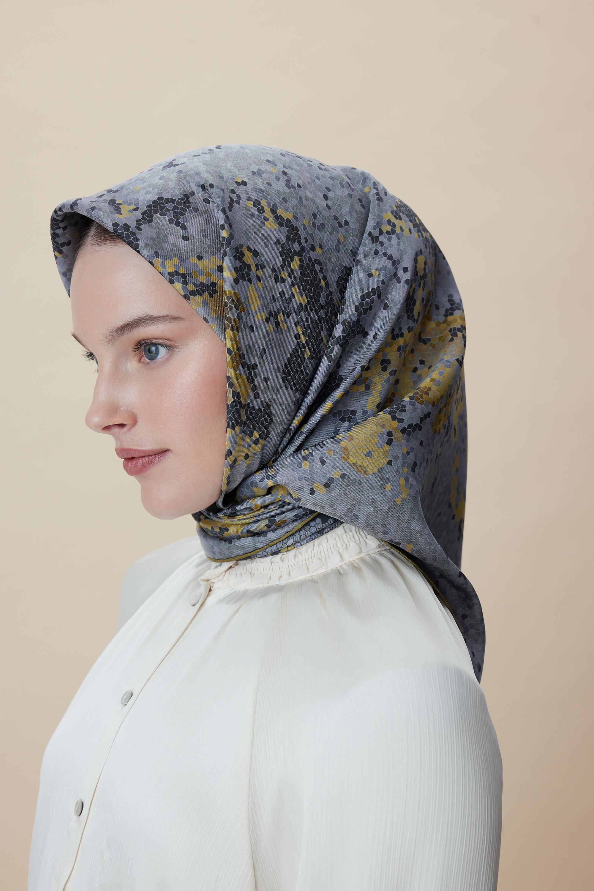 SU MASALI ÇİFT TARAFLI TİVİL İPEK EŞARP 90*90 CM - SİYAH TAŞ