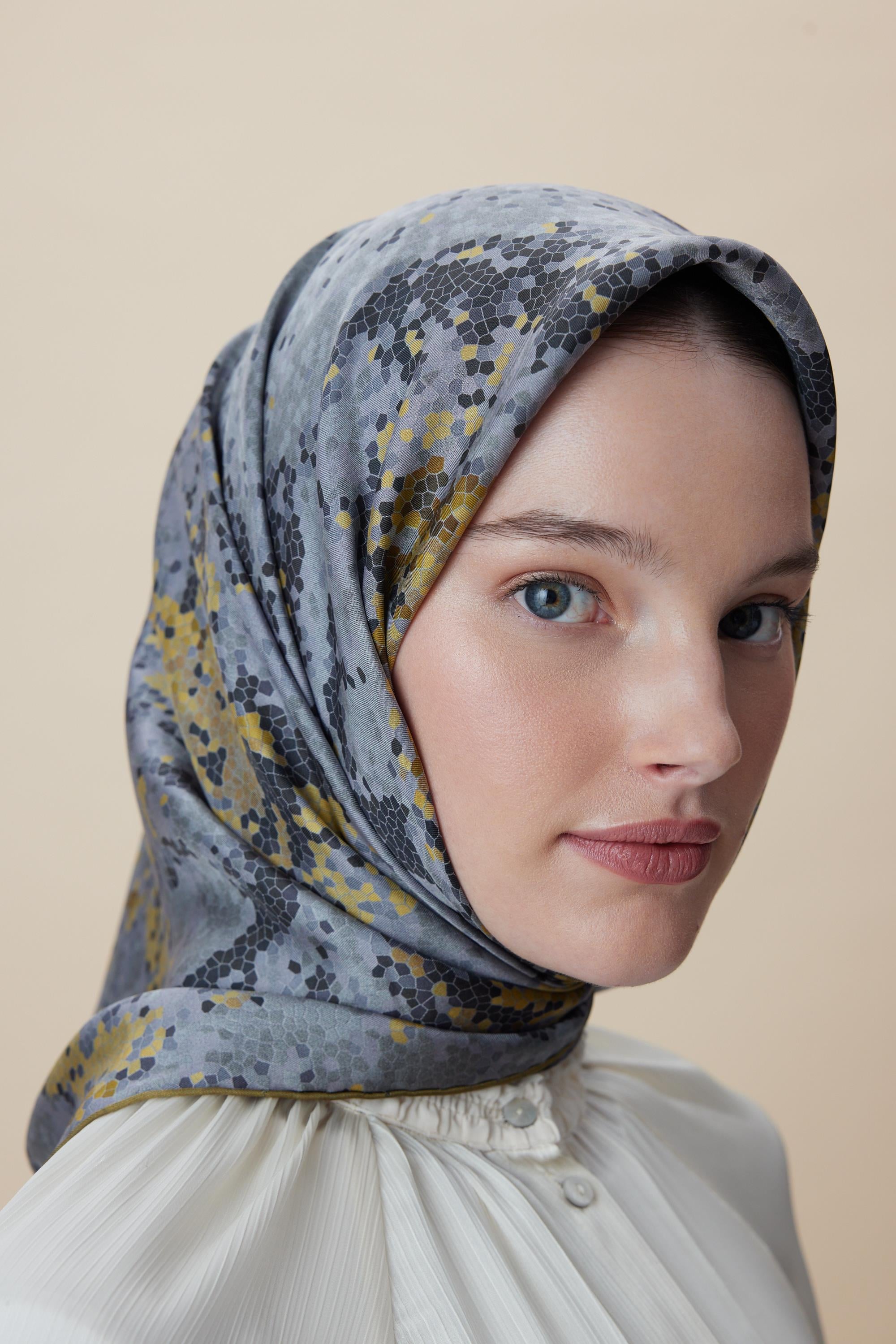 SU MASALI ÇİFT TARAFLI TİVİL İPEK EŞARP 90*90 CM - SİYAH TAŞ