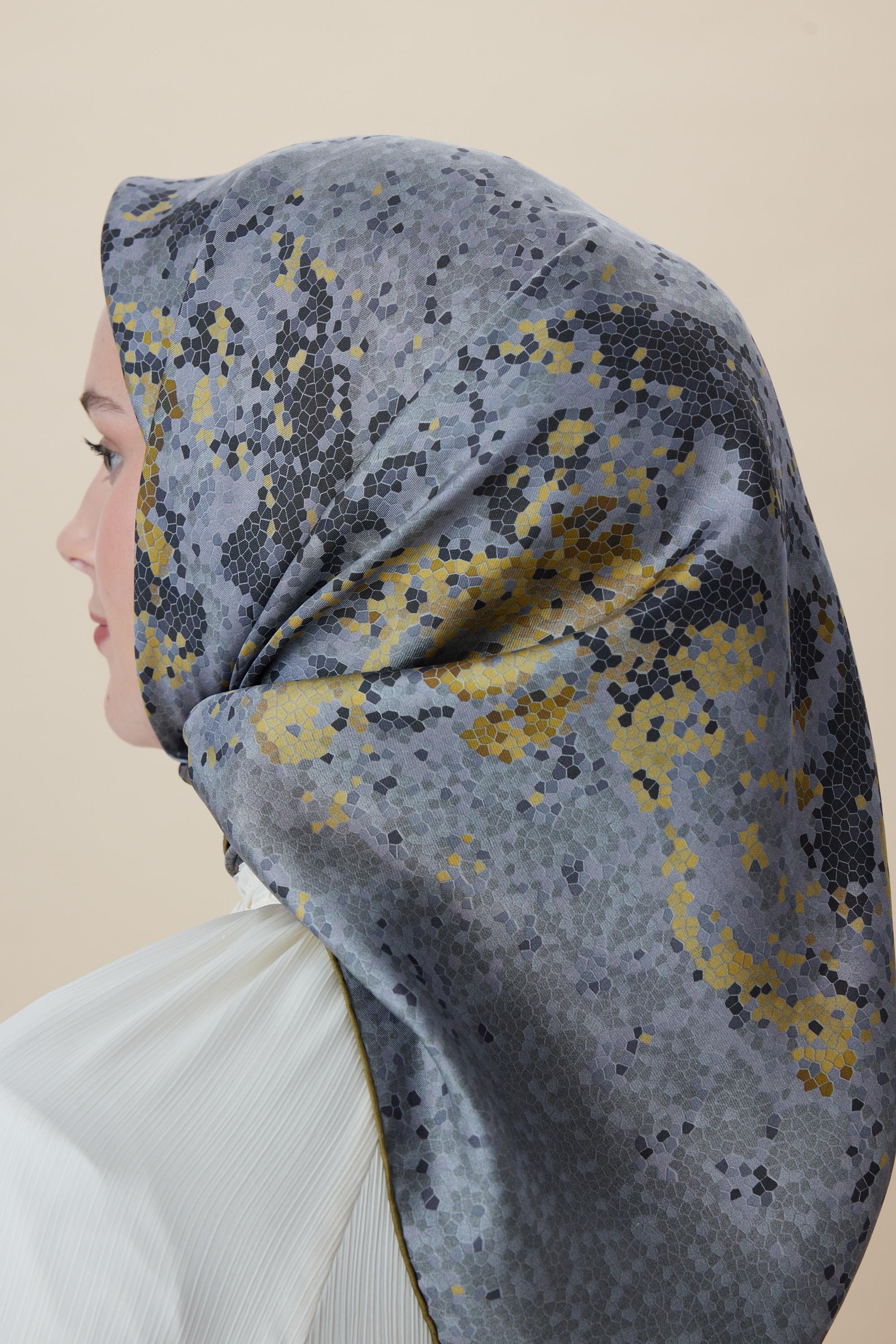 SU MASALI ÇİFT TARAFLI TİVİL İPEK EŞARP 90*90 CM - SİYAH TAŞ