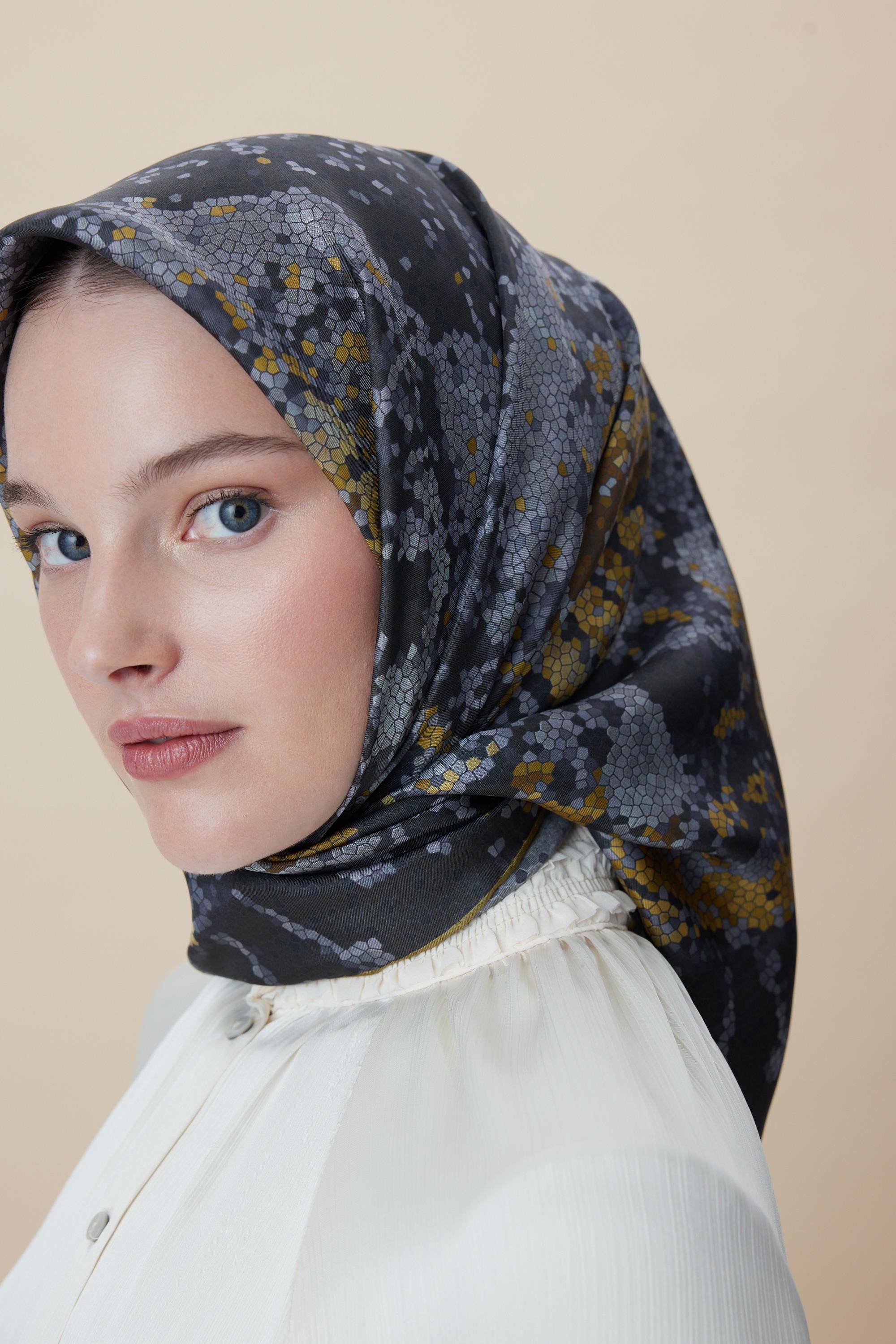 SU MASALI ÇİFT TARAFLI TİVİL İPEK EŞARP 90*90 CM - SİYAH TAŞ