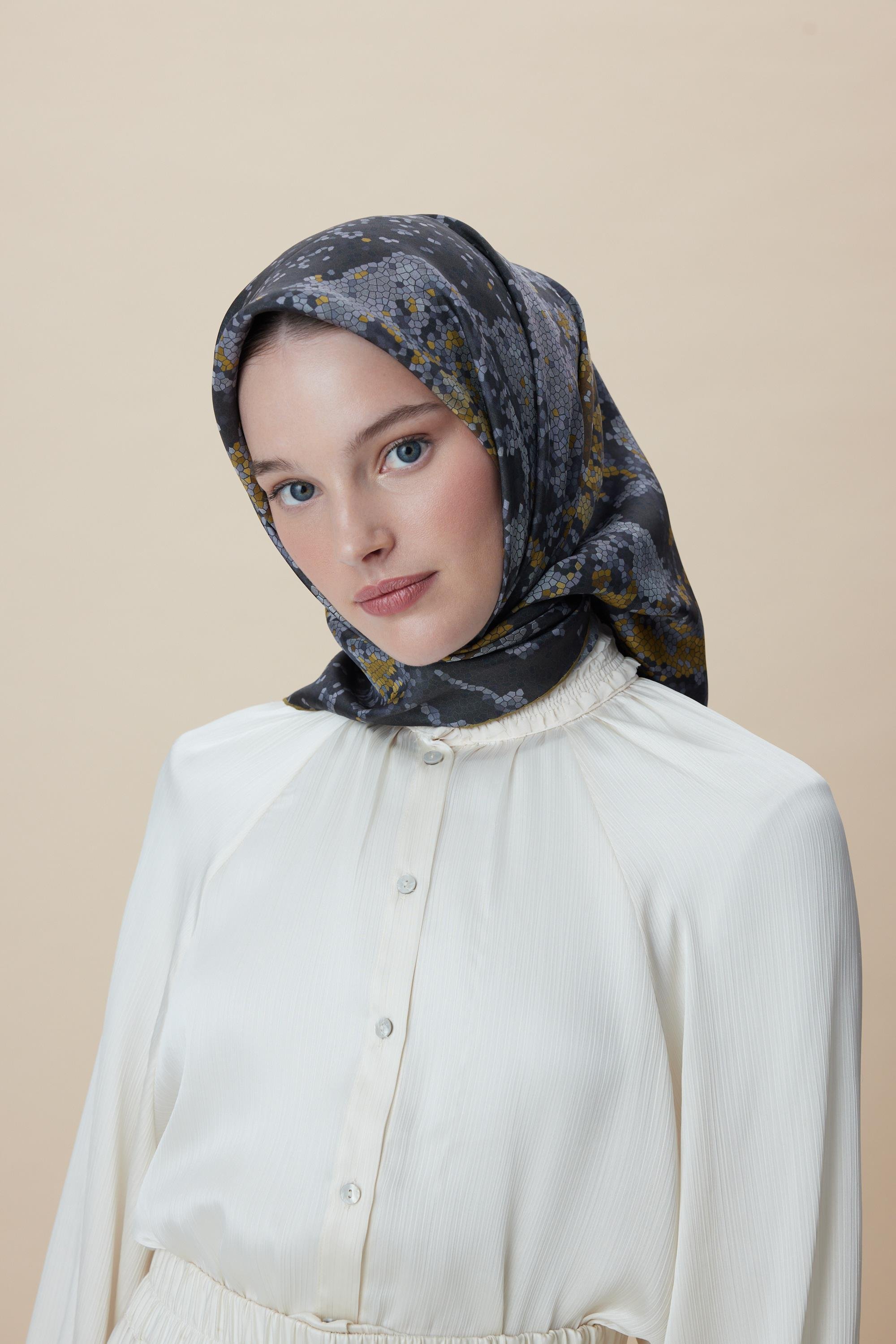 SU MASALI ÇİFT TARAFLI TİVİL İPEK EŞARP 90*90 CM - SİYAH TAŞ