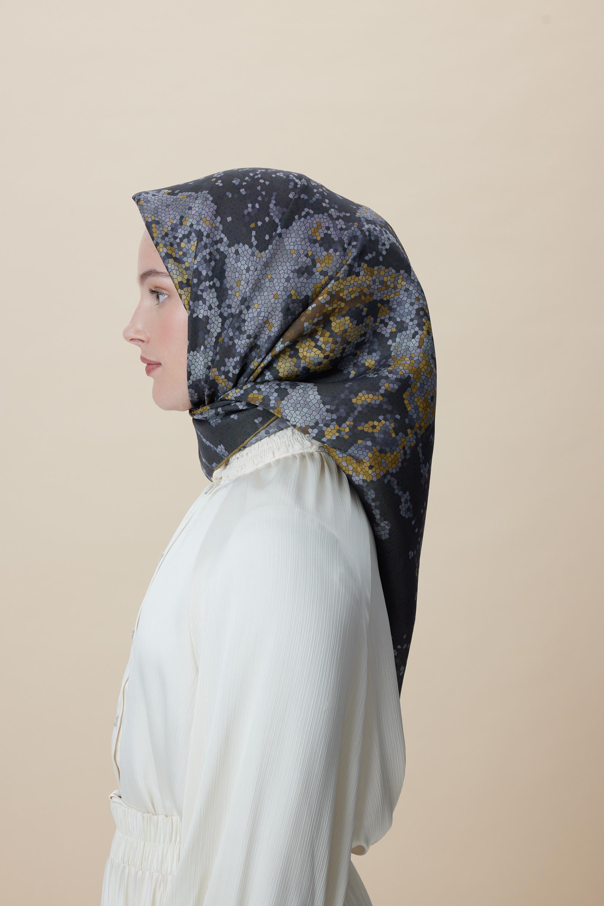 SU MASALI ÇİFT TARAFLI TİVİL İPEK EŞARP 90*90 CM - SİYAH TAŞ