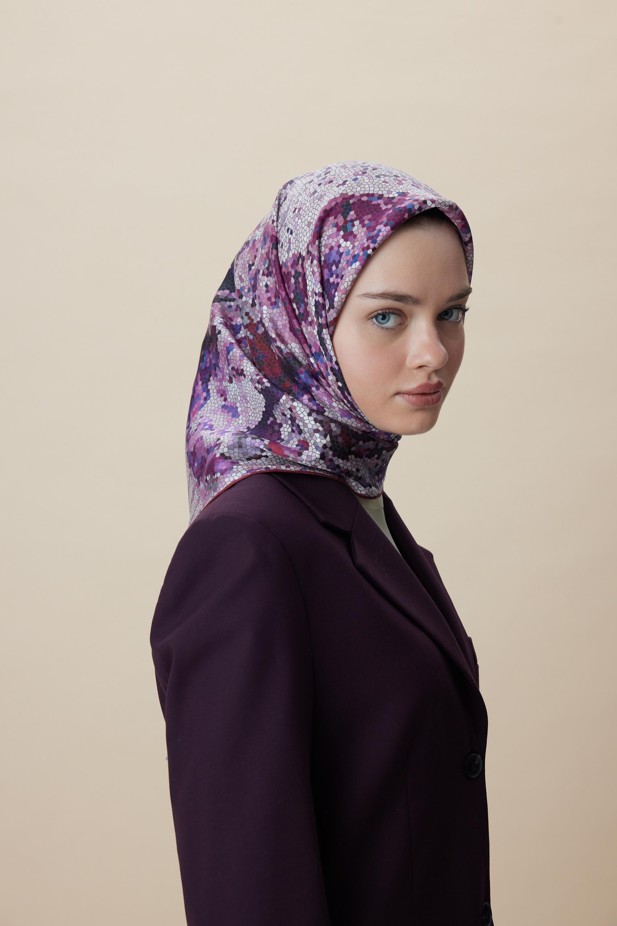 SU MASALI ÇİFT TARAFLI TİVİL İPEK EŞARP 90*90 CM - GÜL KURUSU
