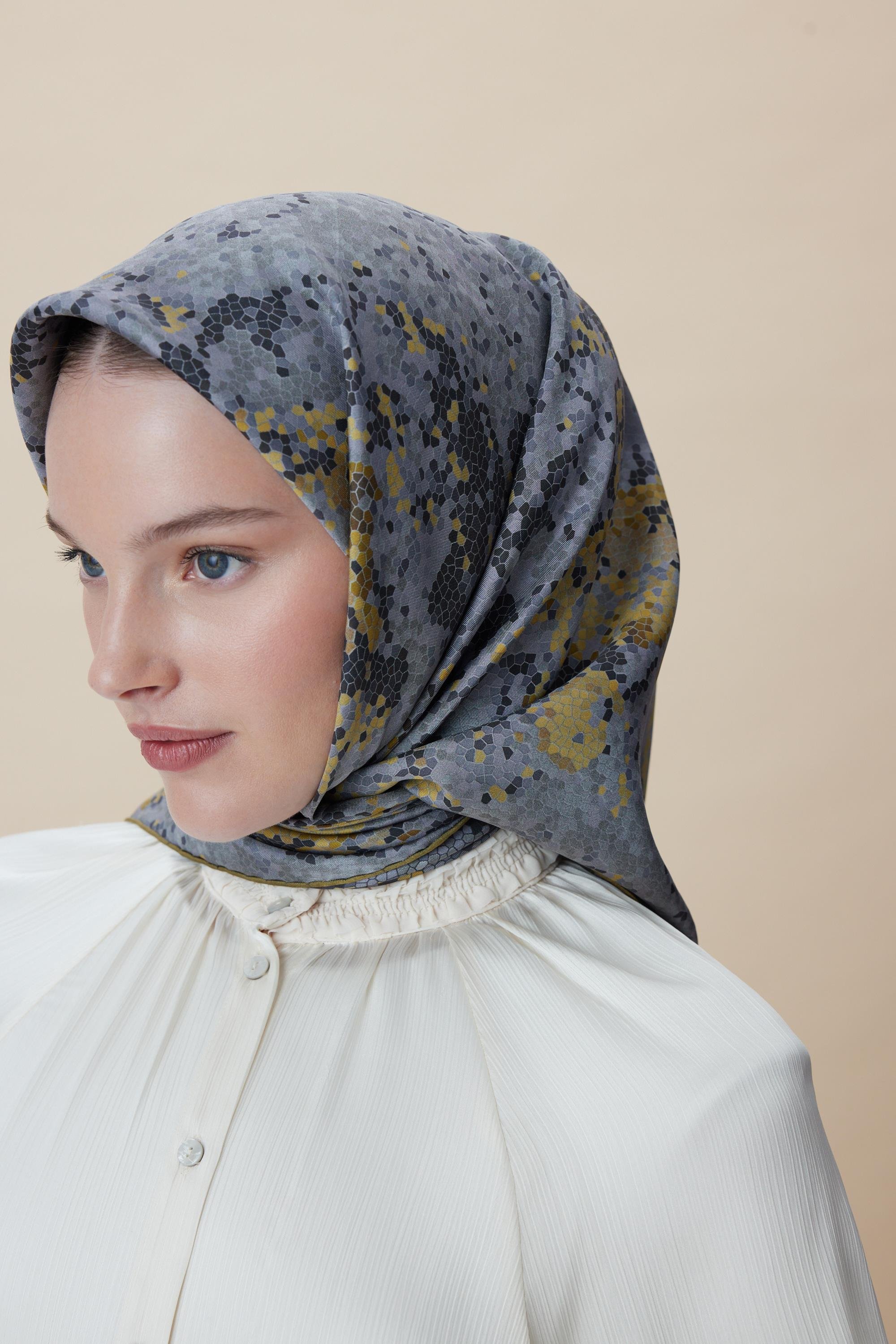 SU MASALI ÇİFT TARAFLI TİVİL İPEK EŞARP 90*90 CM - SİYAH TAŞ