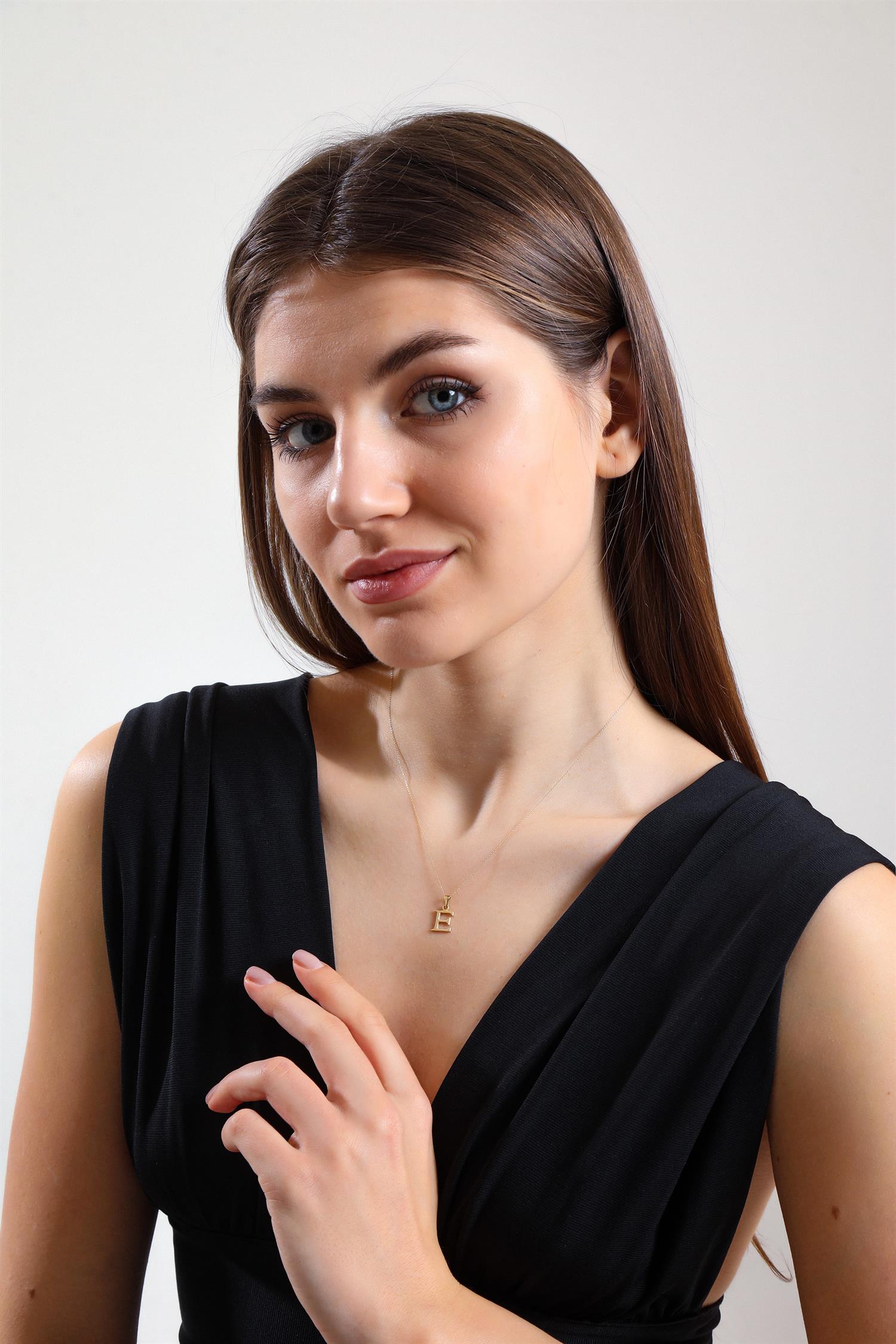 Altın Sade E Harfi Kolye