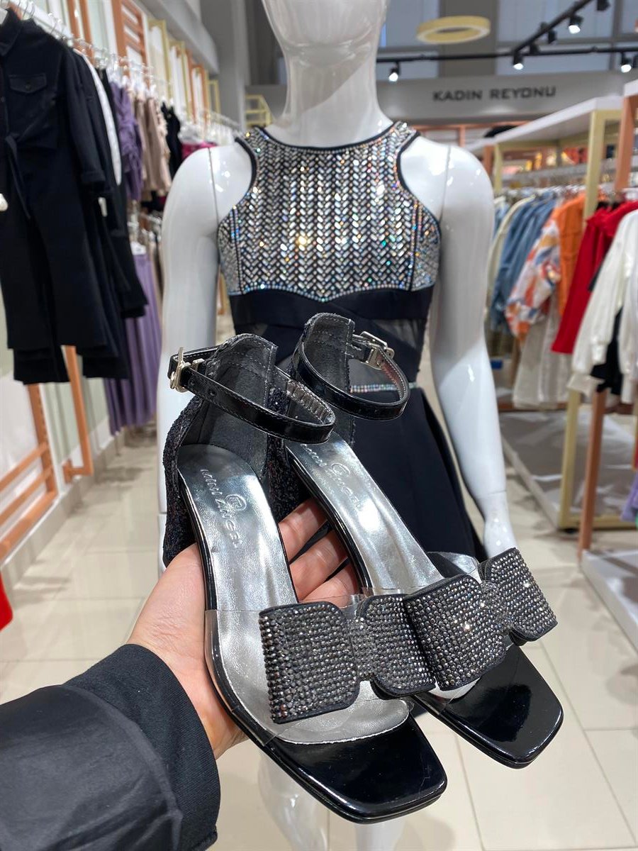 FİYONKLU TOPUKLU AYAKKABI