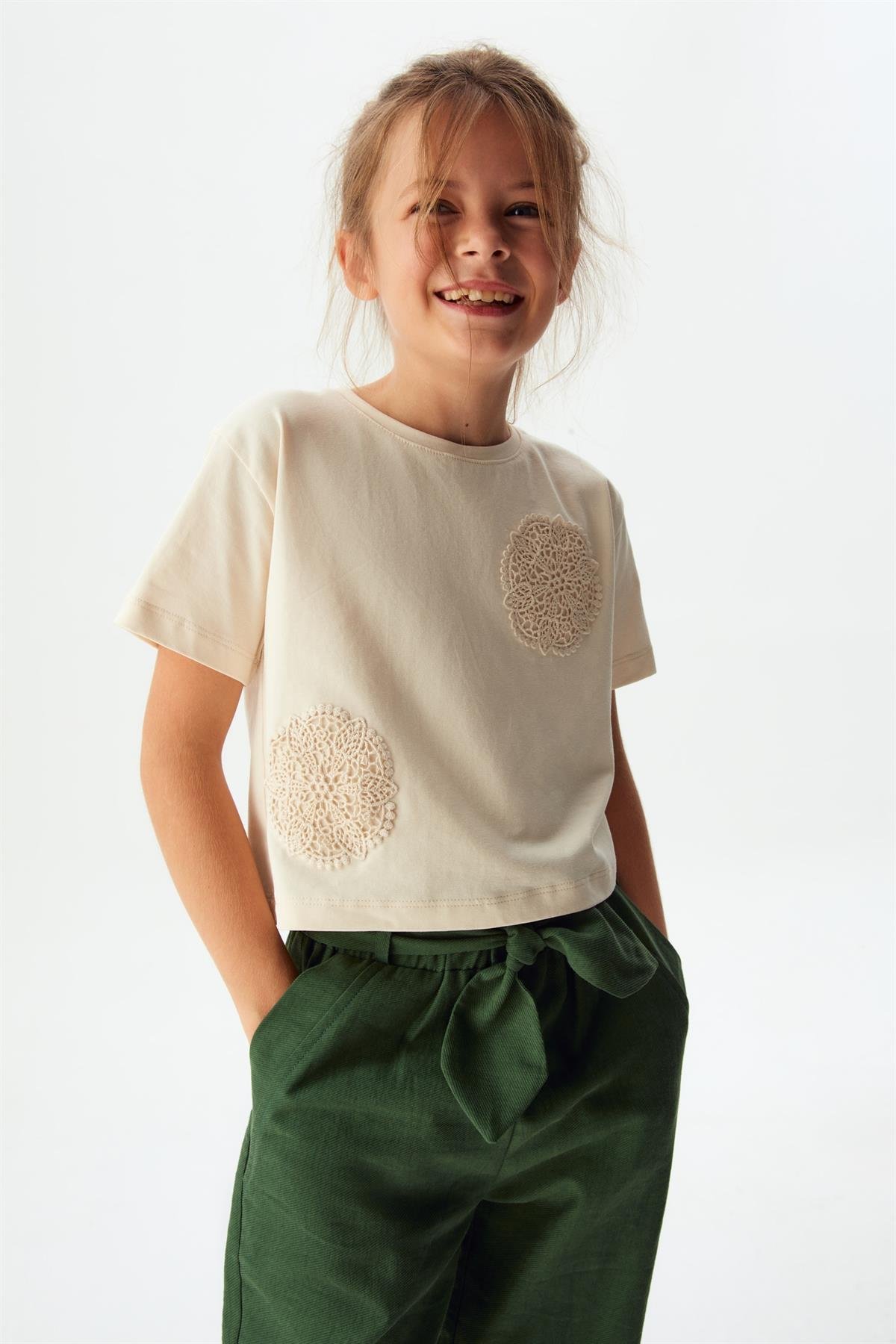 ÖNÜ DANTEL İŞLEMELİ BLUZ