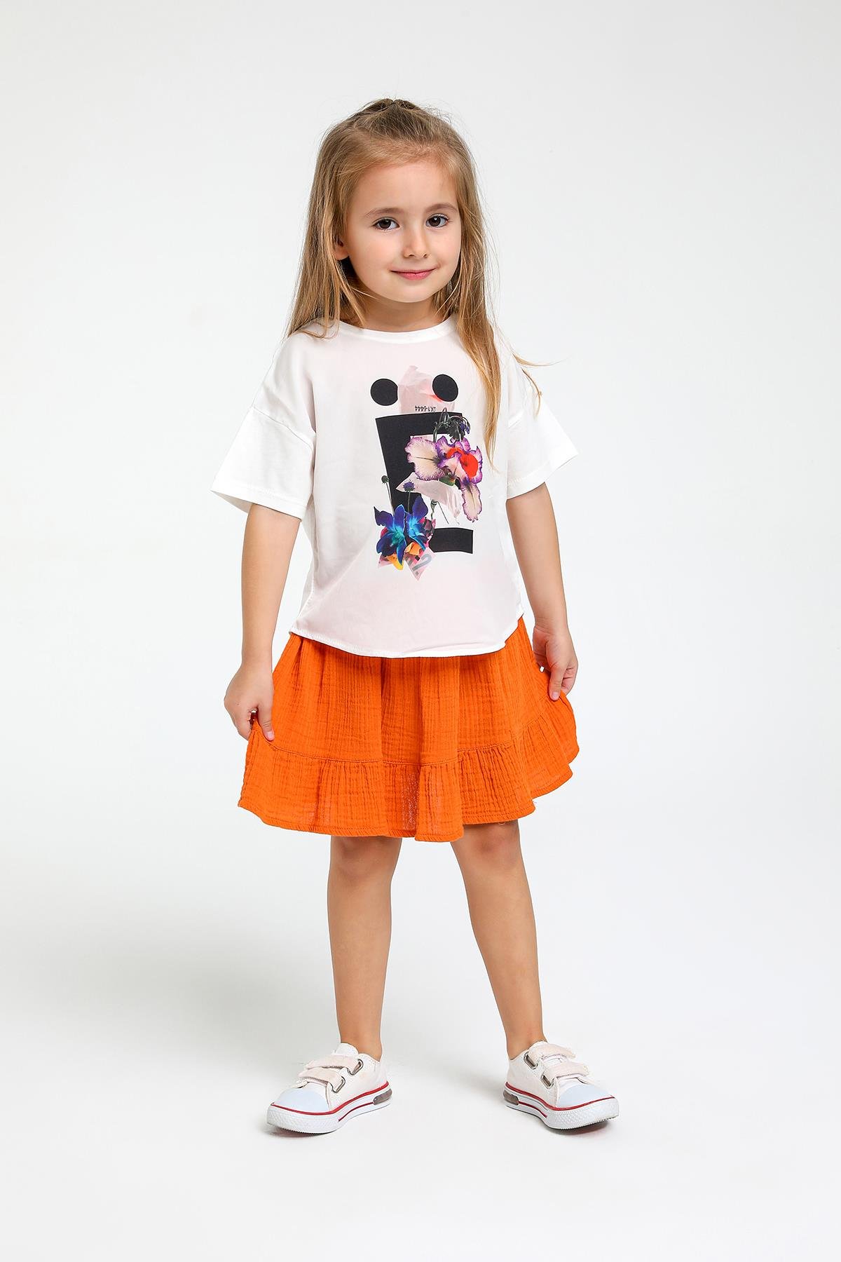 RENKLİ ÇİCEK DESENLİ T-SHIRT