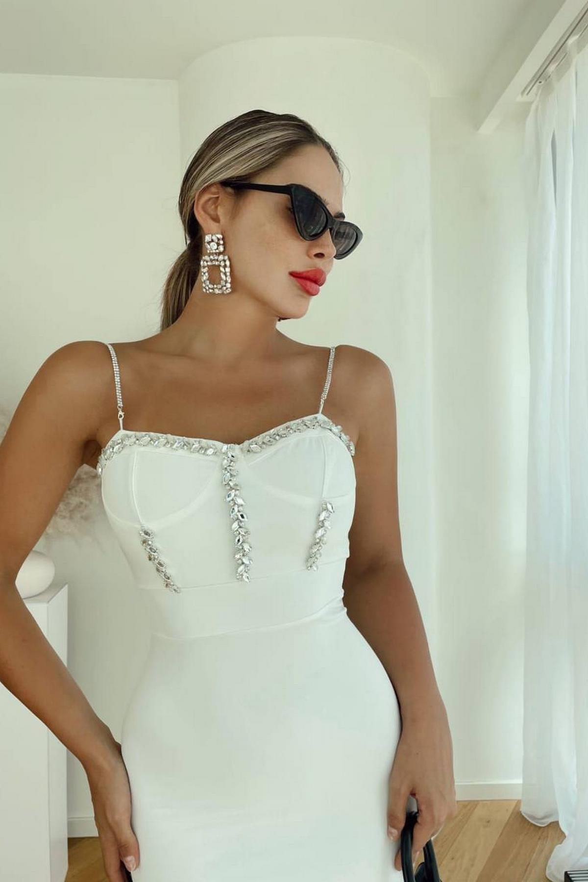 Askılı Taş Detaylı Yırtmaçlı Beyaz Elbise