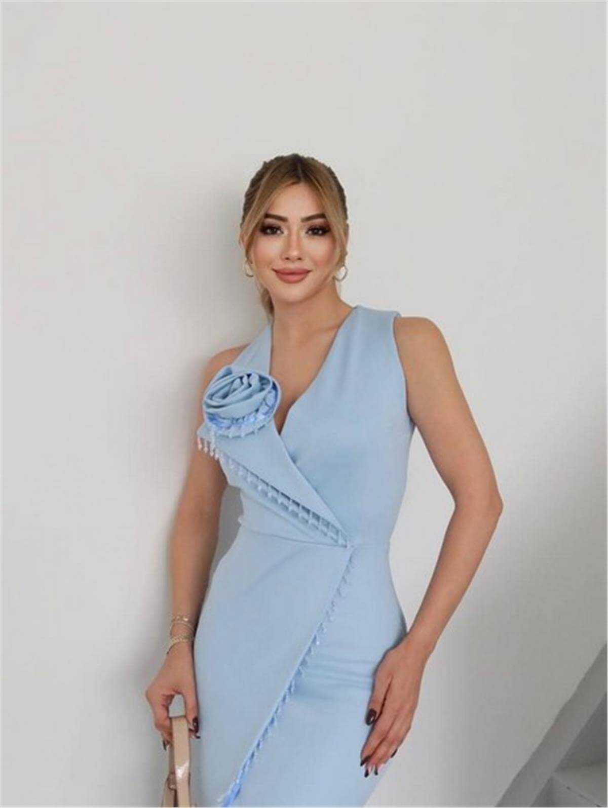 Göğüs Çiçek Yırtmaçlı İnci Detaylı Midi Boy Mavi Elbise