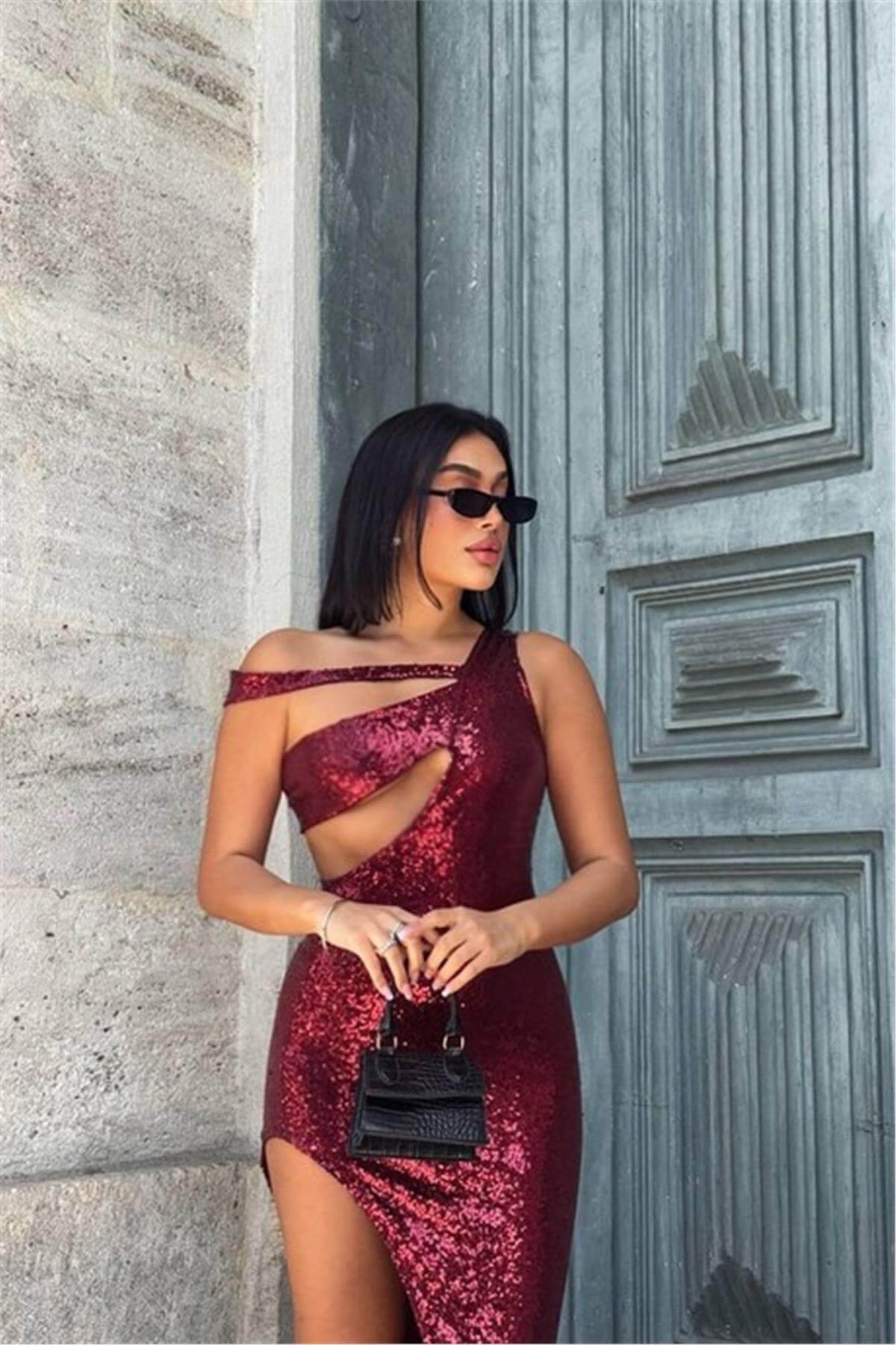 Göğüs Dekolteli Yırtmaçlı Kırmızı Pul Payet Elbise