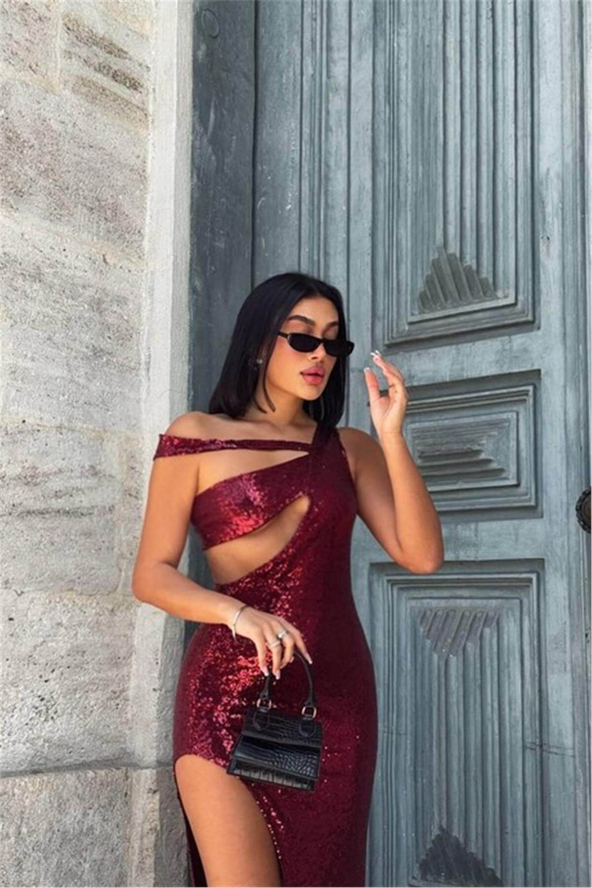 Göğüs Dekolteli Yırtmaçlı Kırmızı Pul Payet Elbise