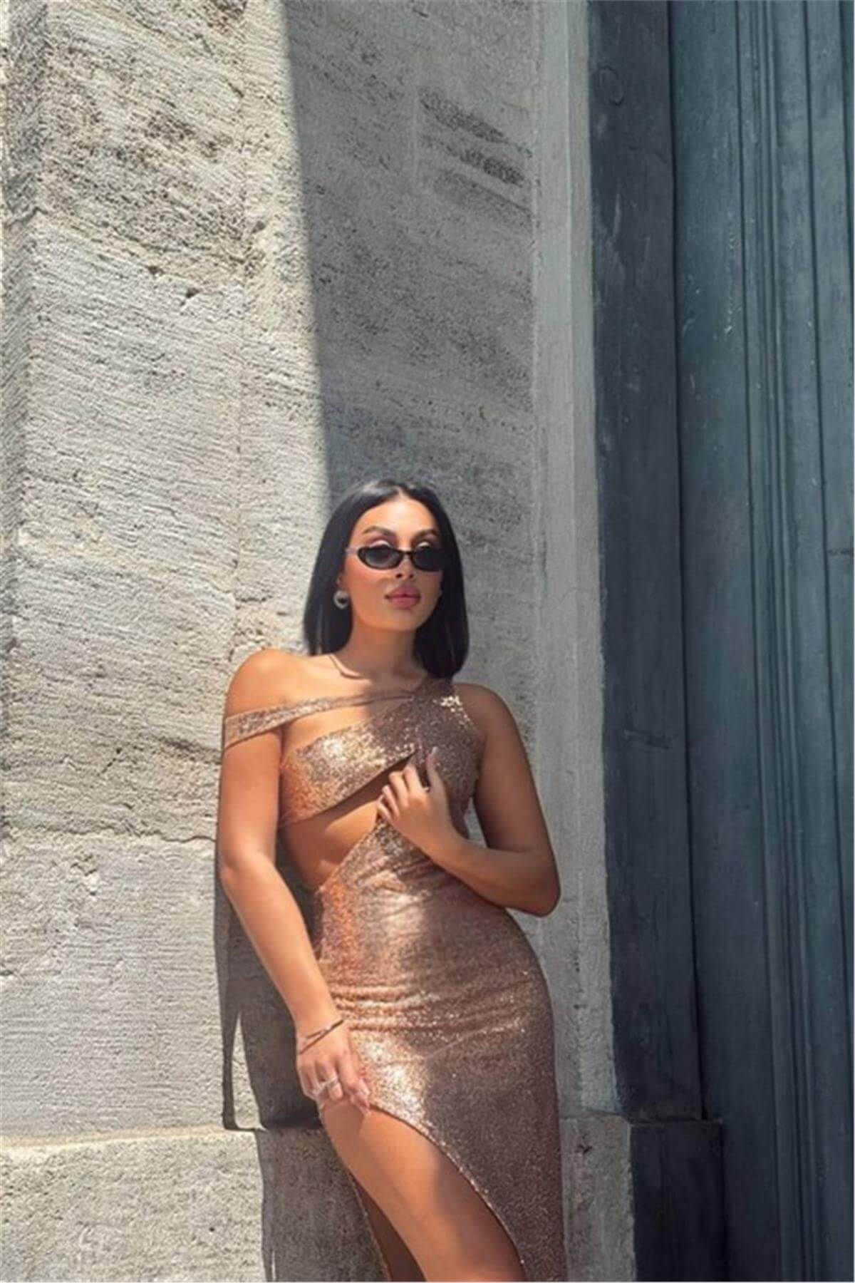 Göğüs Dekolteli Yırtmaçlı Sarı Pul Payet Elbise