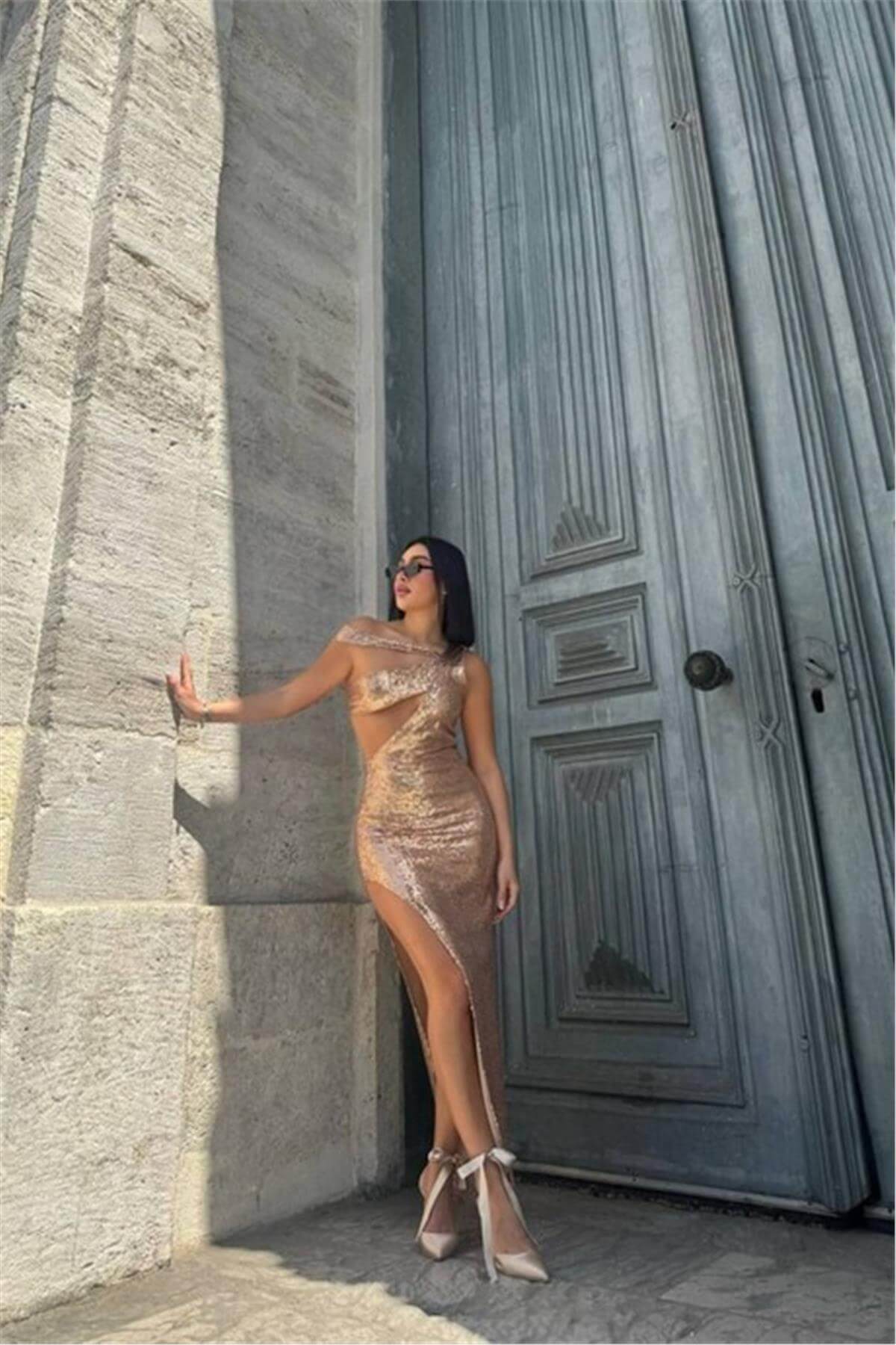 Göğüs Dekolteli Yırtmaçlı Sarı Pul Payet Elbise