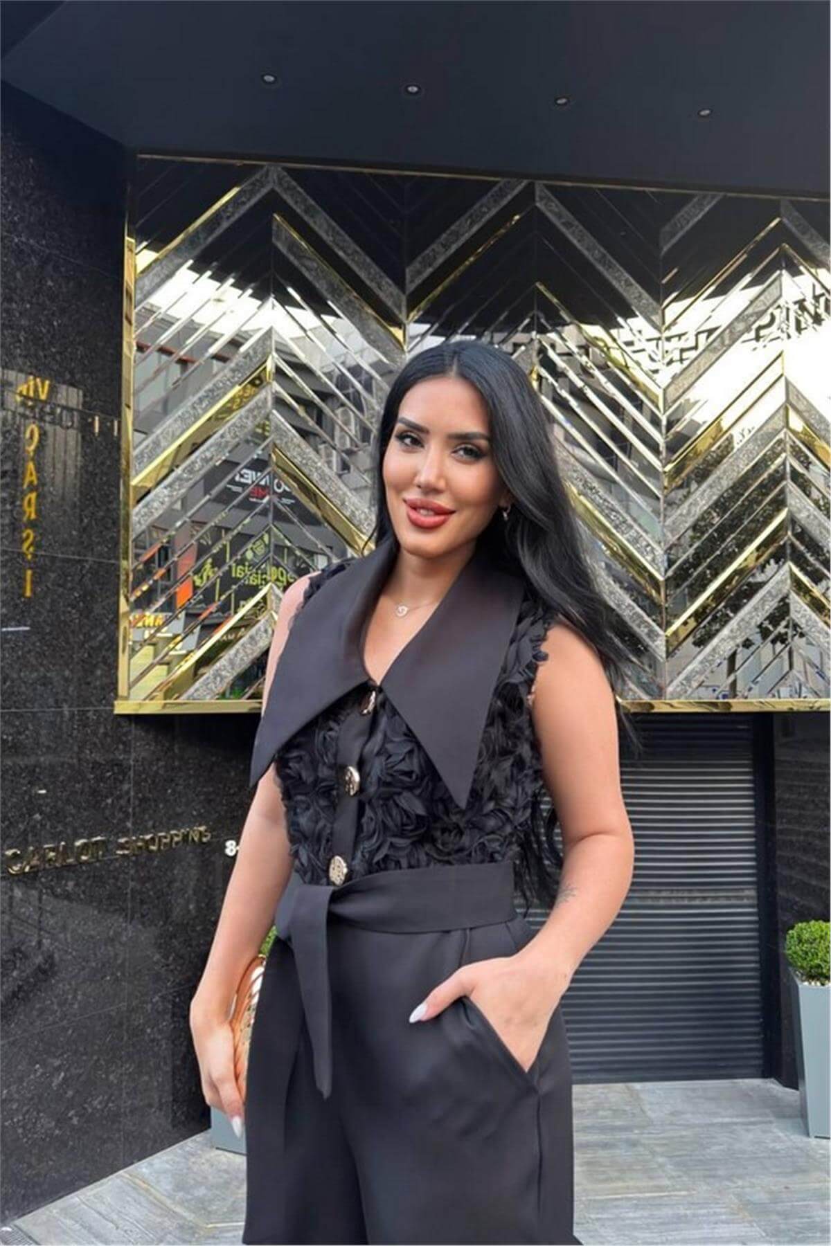 Kuşaklı Gül Detaylı Gömlek Yaka Siyah Tulum