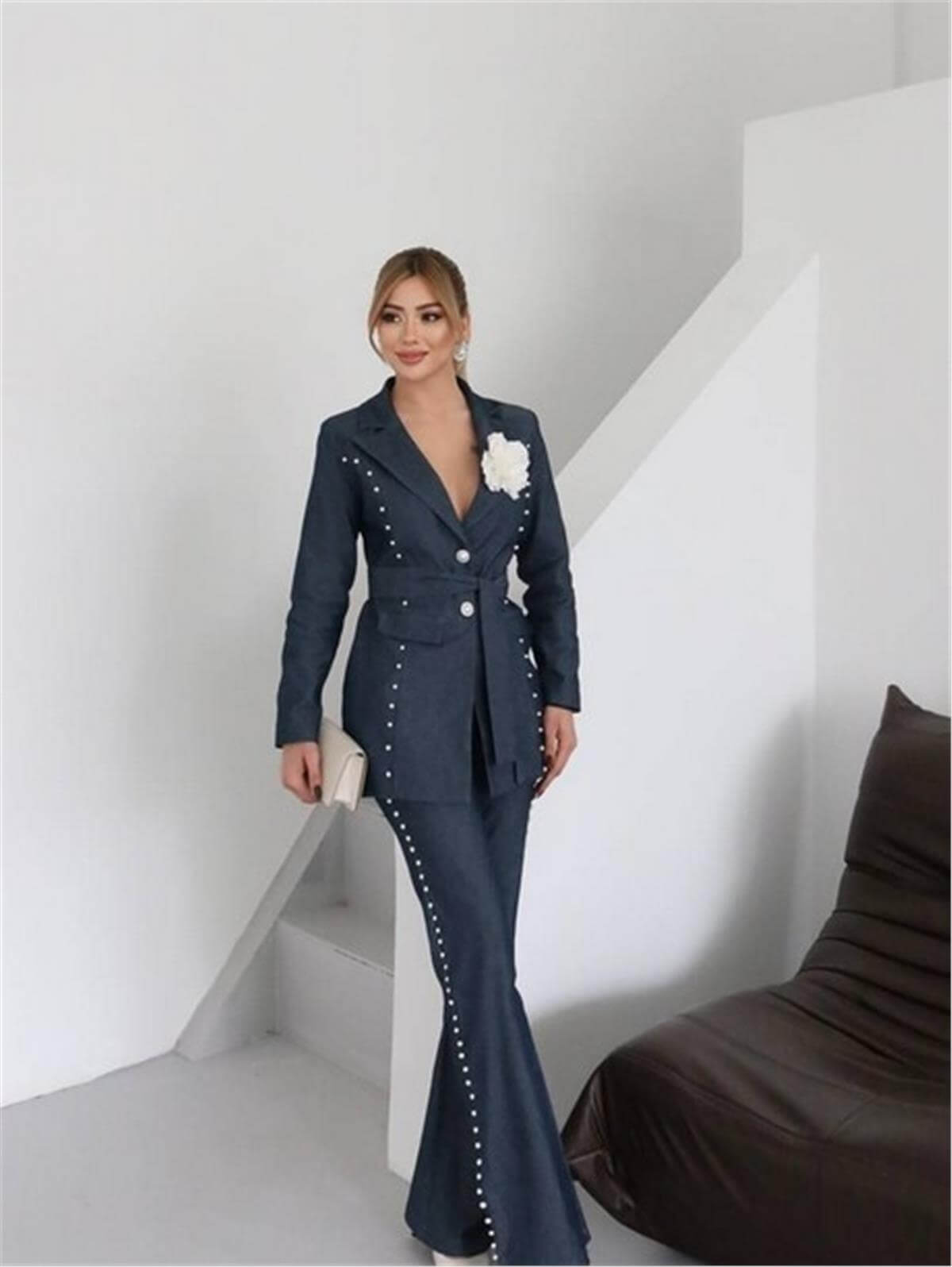 Mavi Çiçek Detaylı Bel Kuşaklı İncili Ceket Pantolon Takım