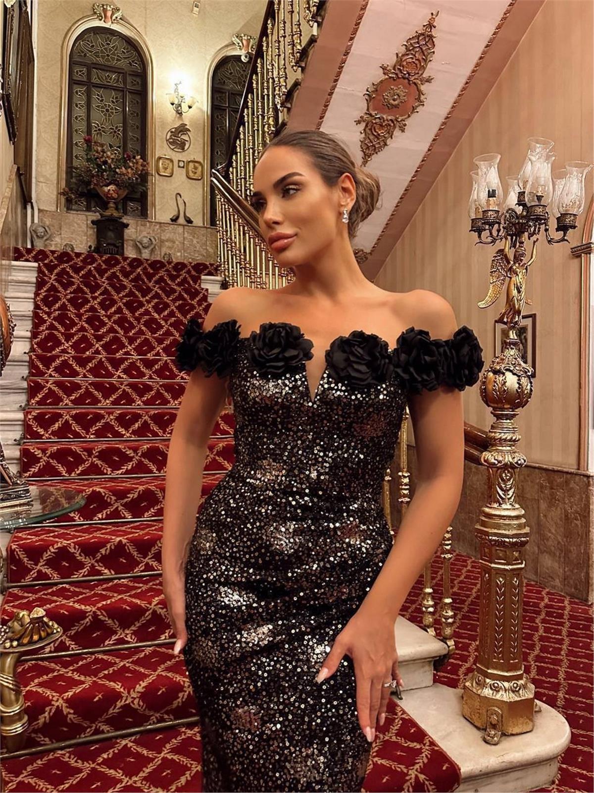 Siyah Straplez Pul Payet Gül Detaylı Yırtmaçlı Elbise
