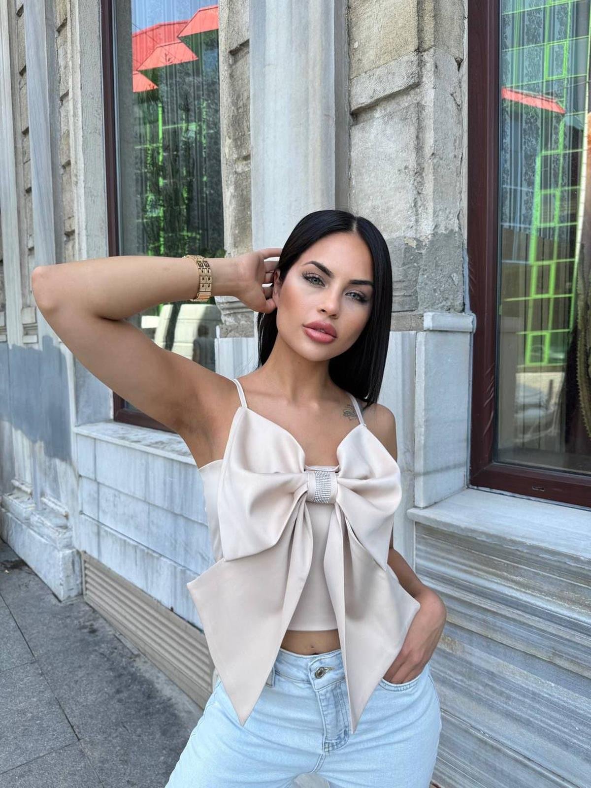 Taş Detaylı Fiyonklu Krem Crop