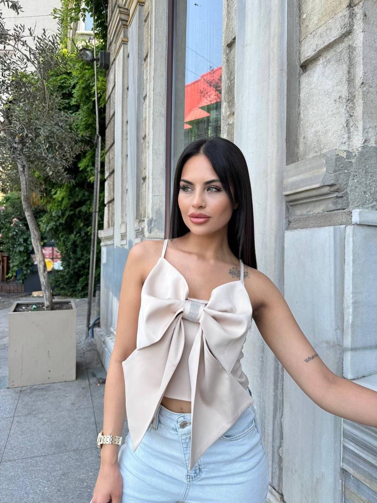 Taş Detaylı Fiyonklu Krem Crop