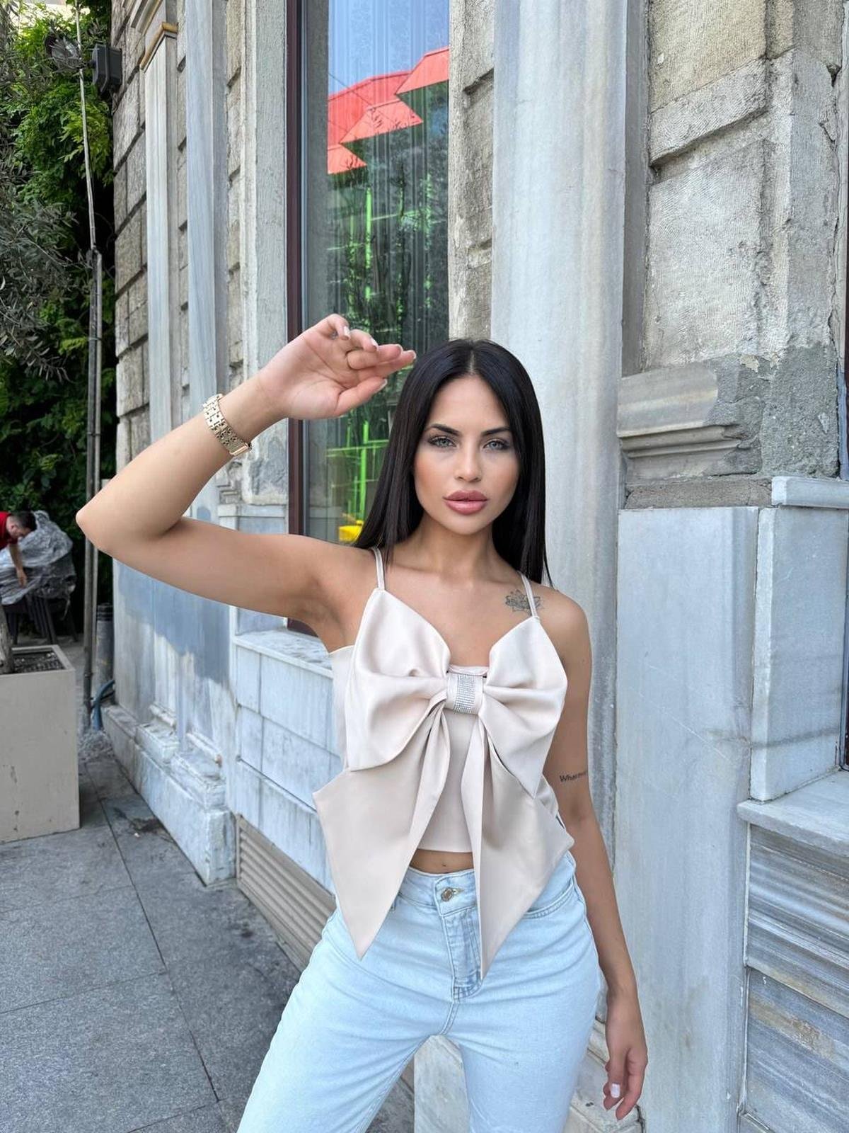 Taş Detaylı Fiyonklu Krem Crop