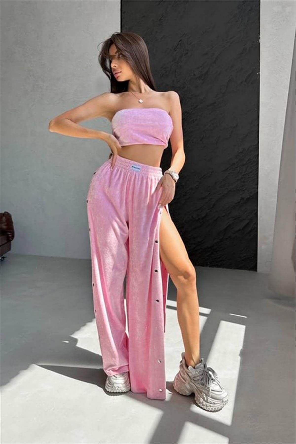 Üç Parça Kadife Çıtçıt Detaylı Pembe Eşofman Takımı