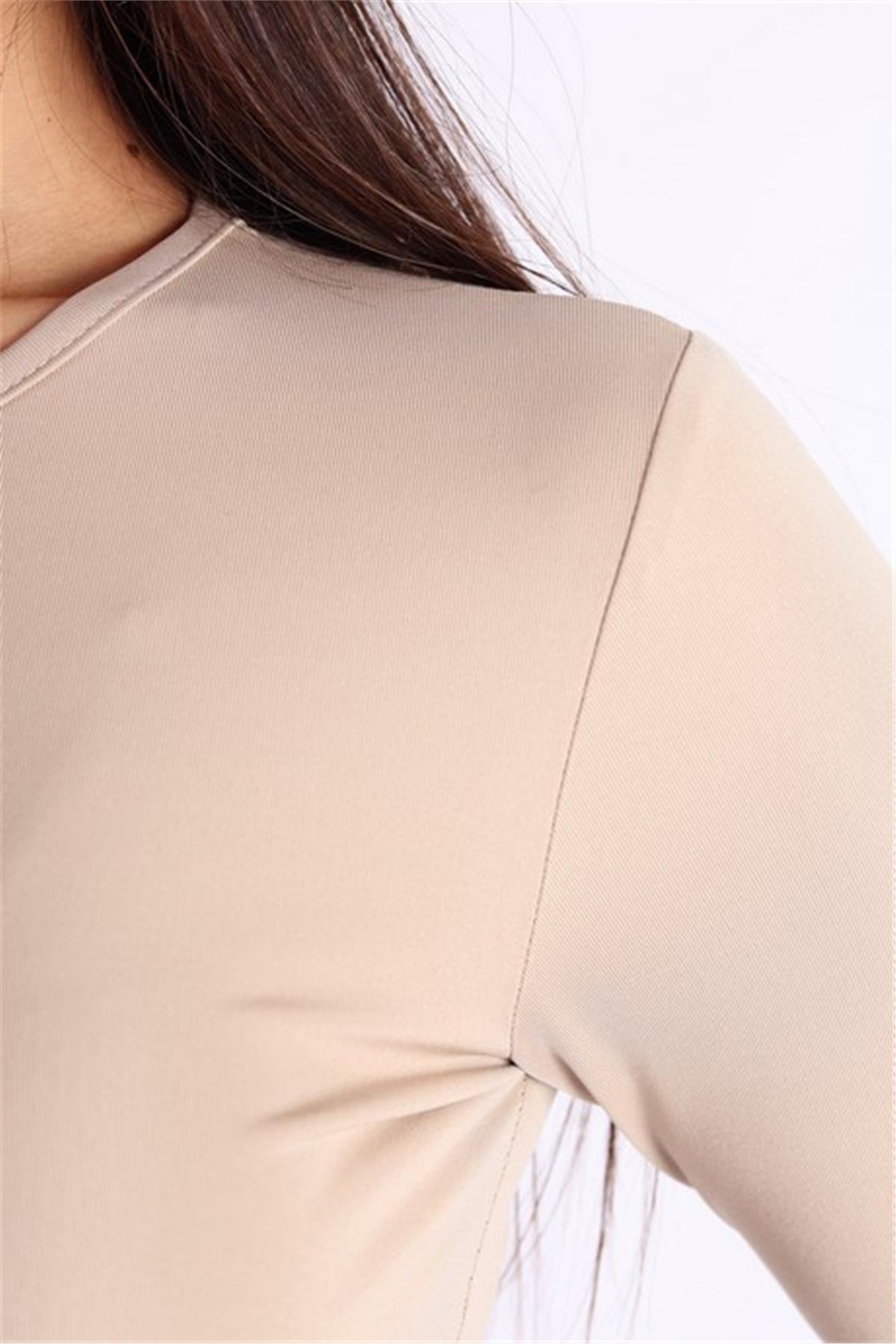 Uzun Kollu Alttan Çıtçıtlı Bej Bluz