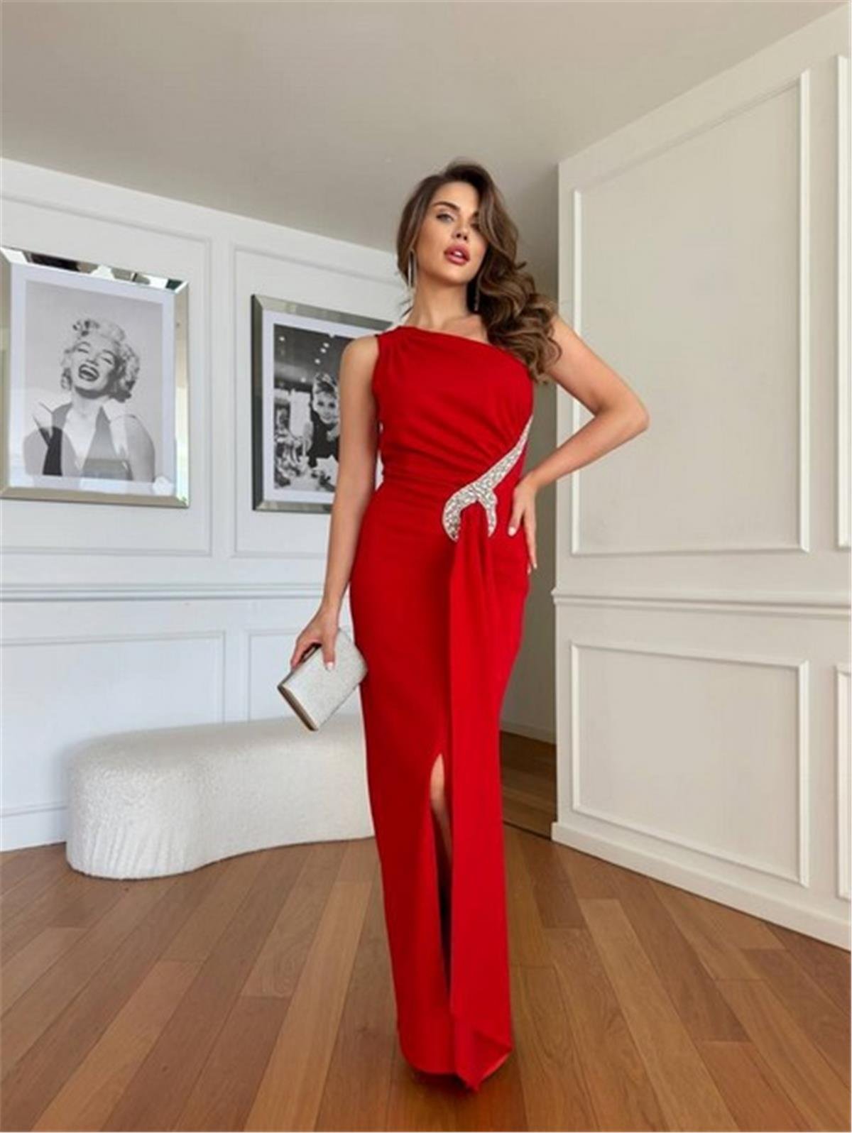 Yarım Omuz Bel Taşlı Kemer Detaylı Yırtmaçlı Kırmızı Elbise