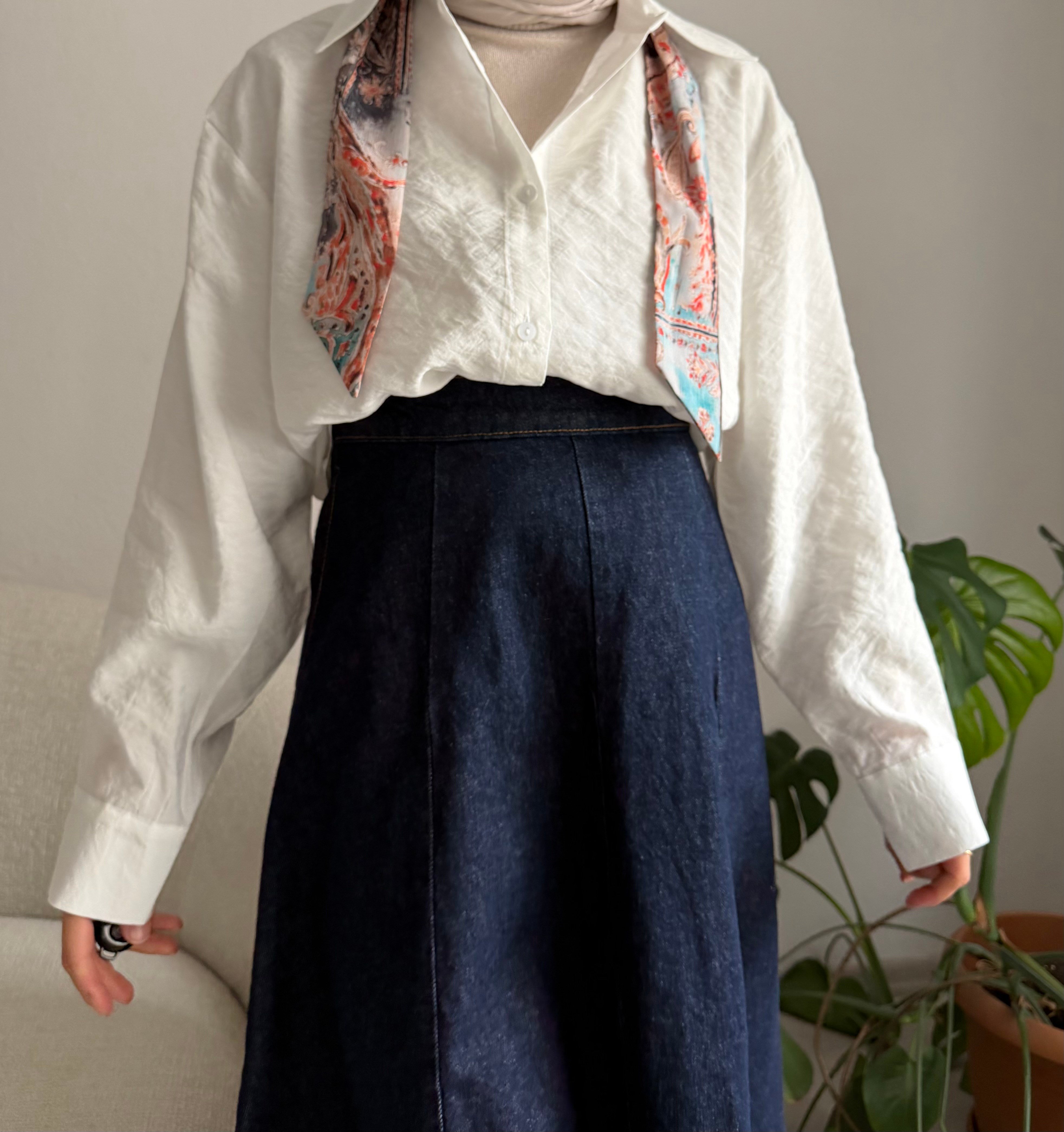 Beyaz Fularlı Gömlek