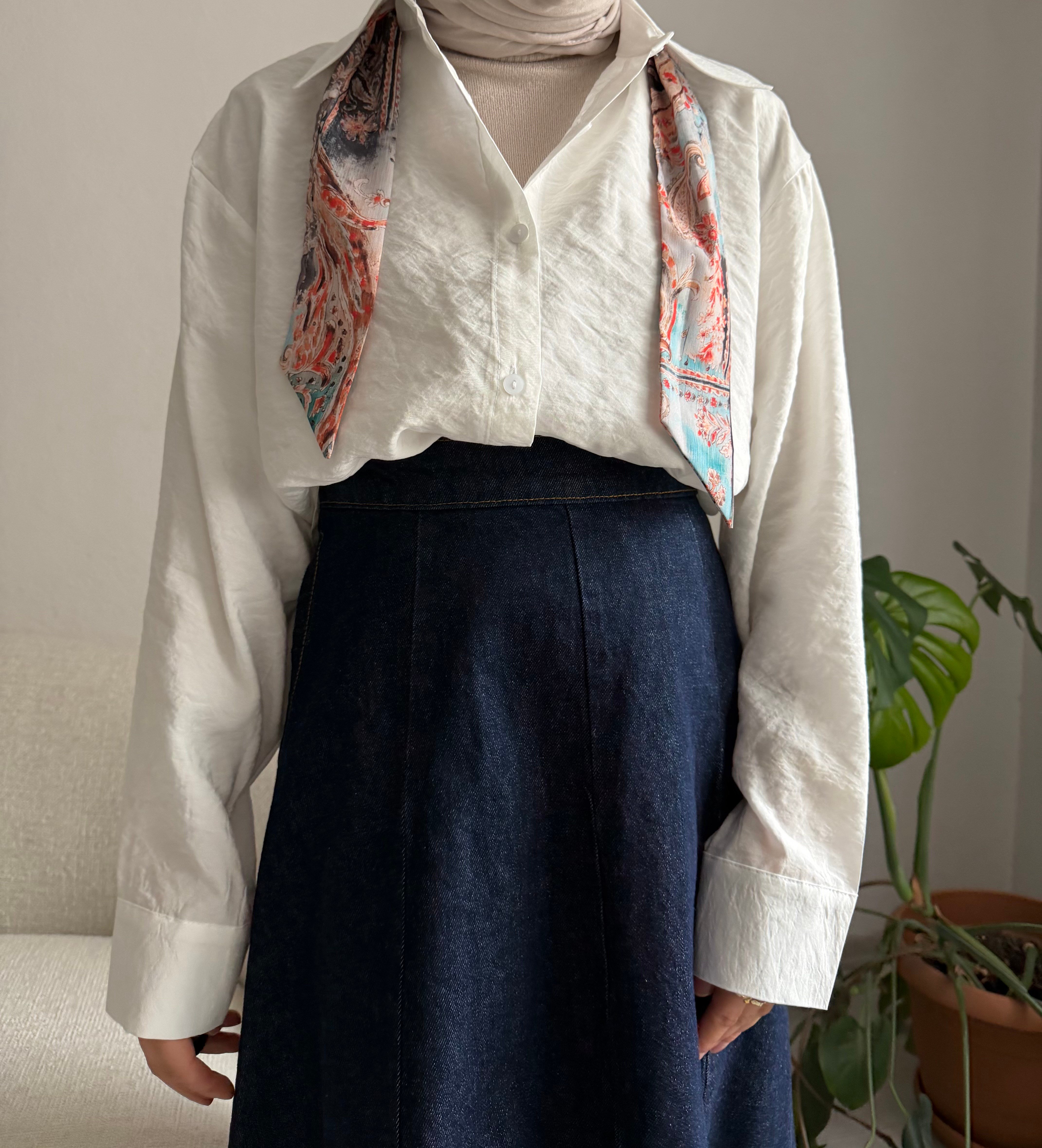 Beyaz Fularlı Gömlek