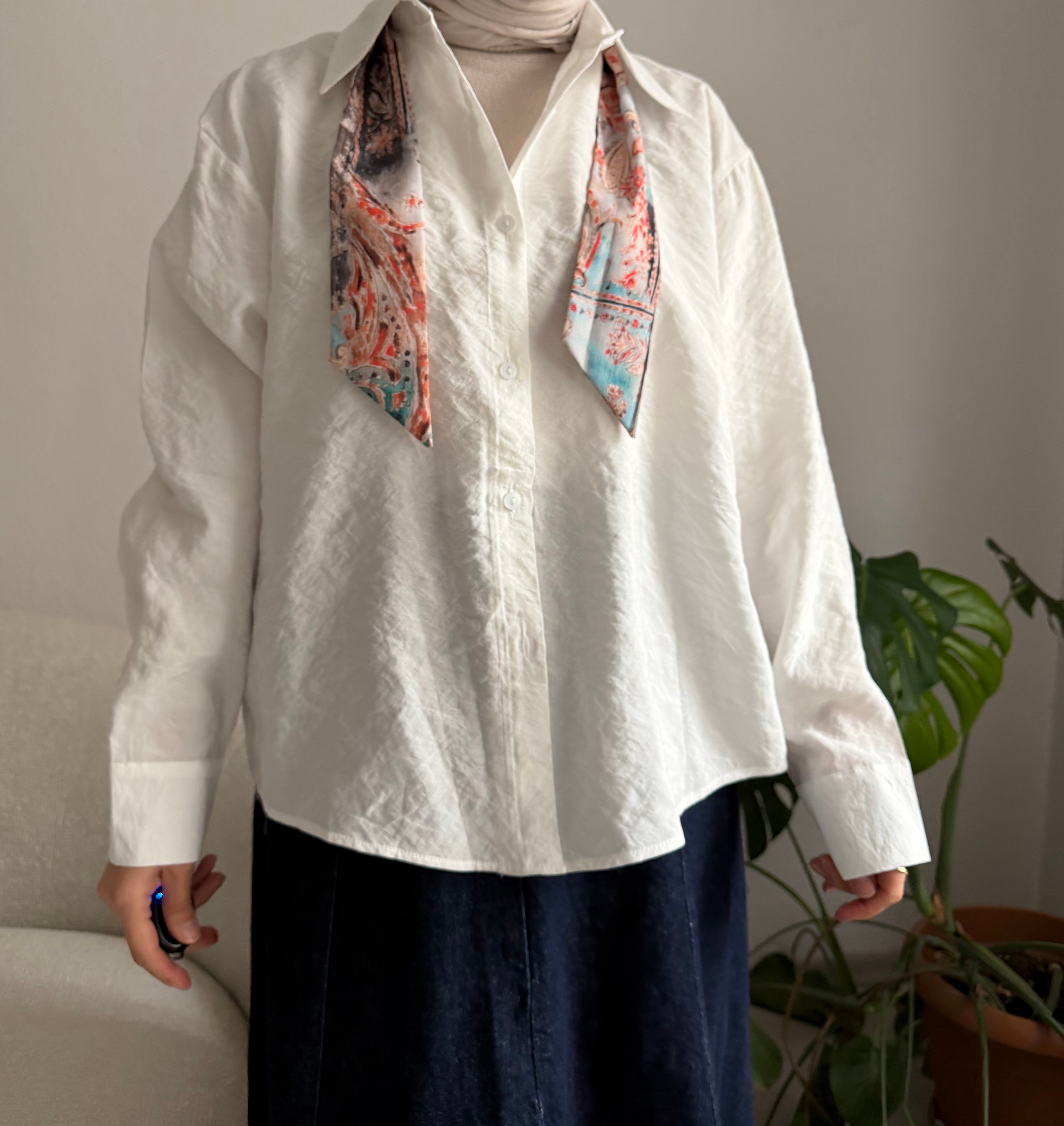 Beyaz Fularlı Gömlek