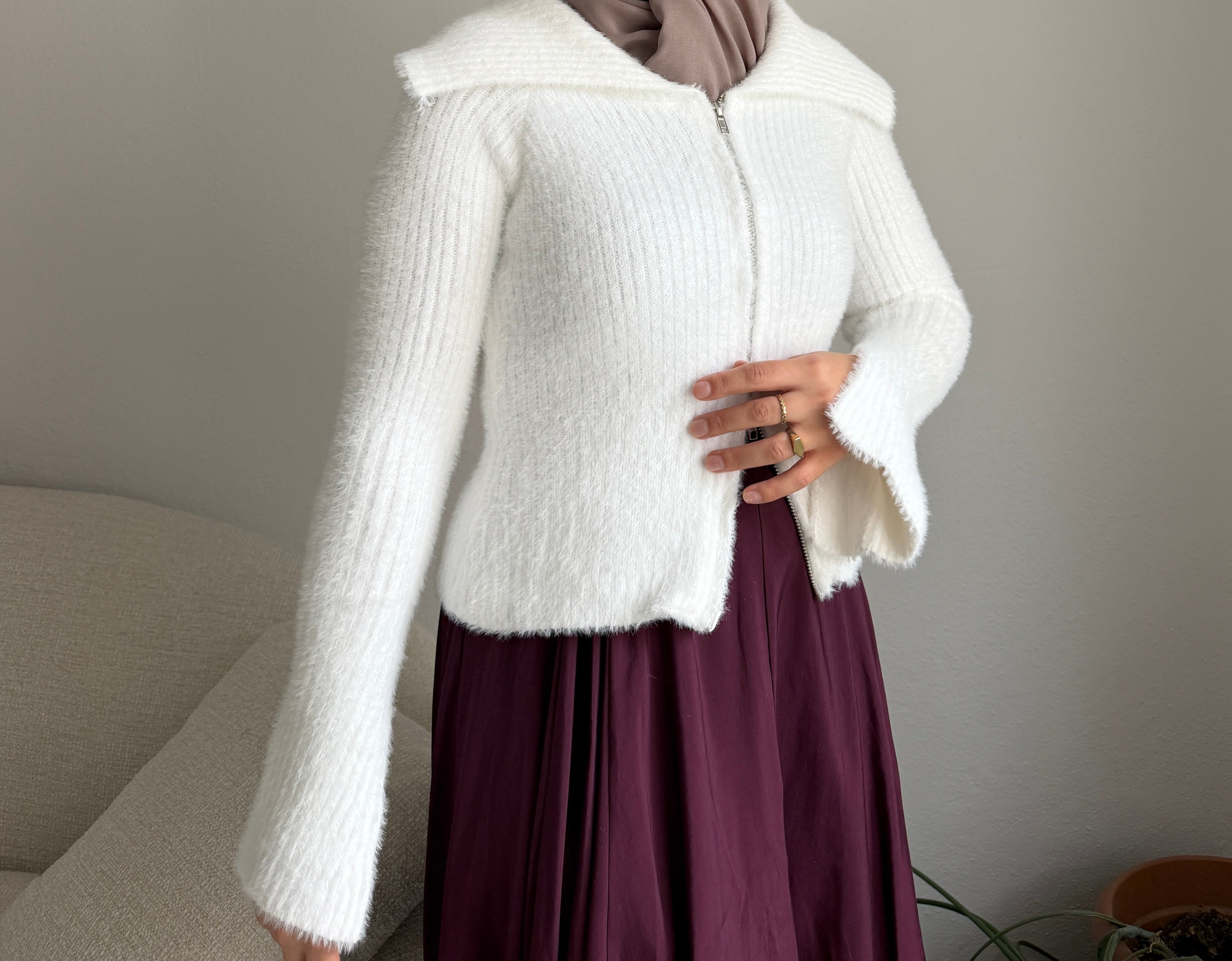 Beyaz Peluş Fermuarlı Hırka