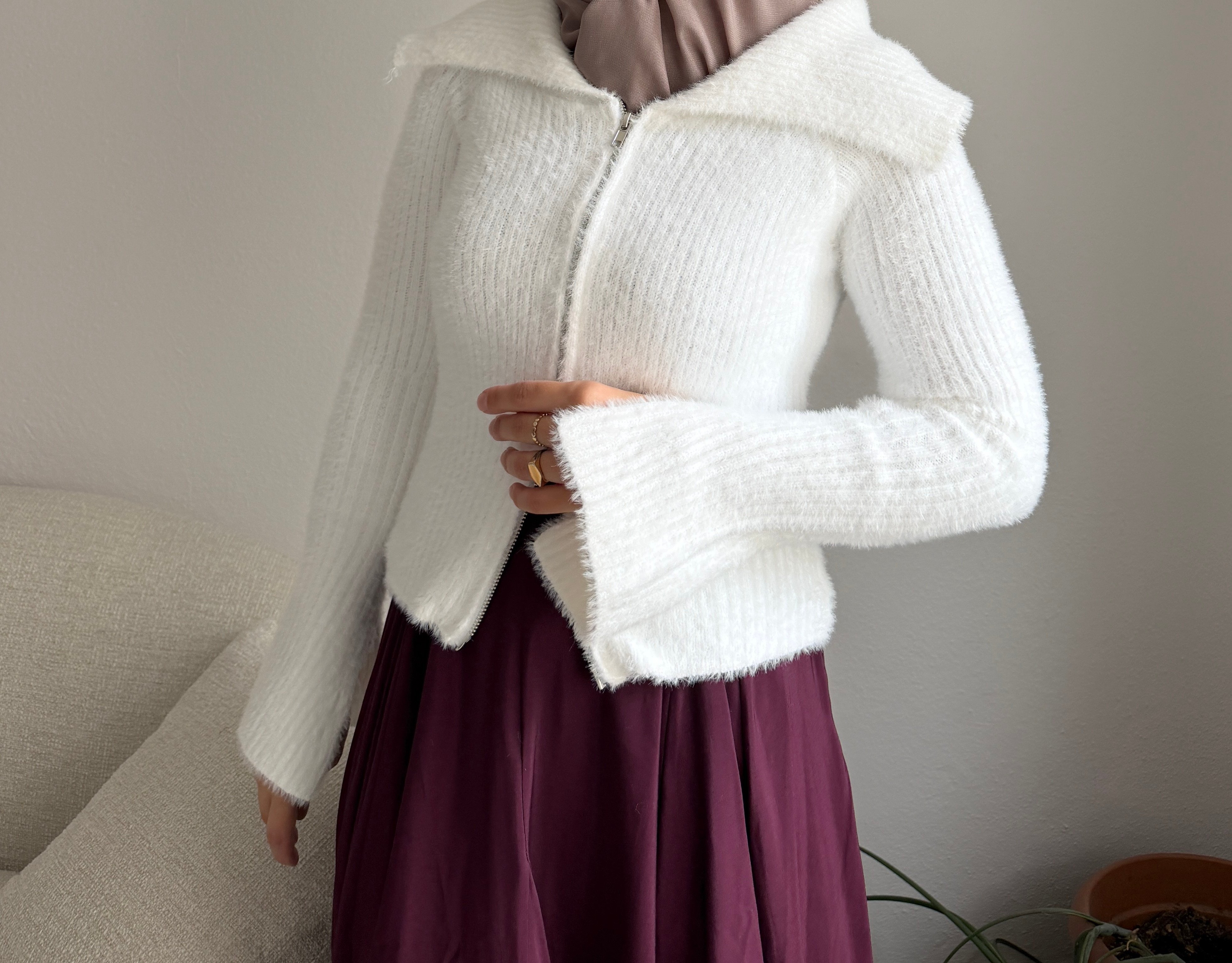 Beyaz Peluş Fermuarlı Hırka