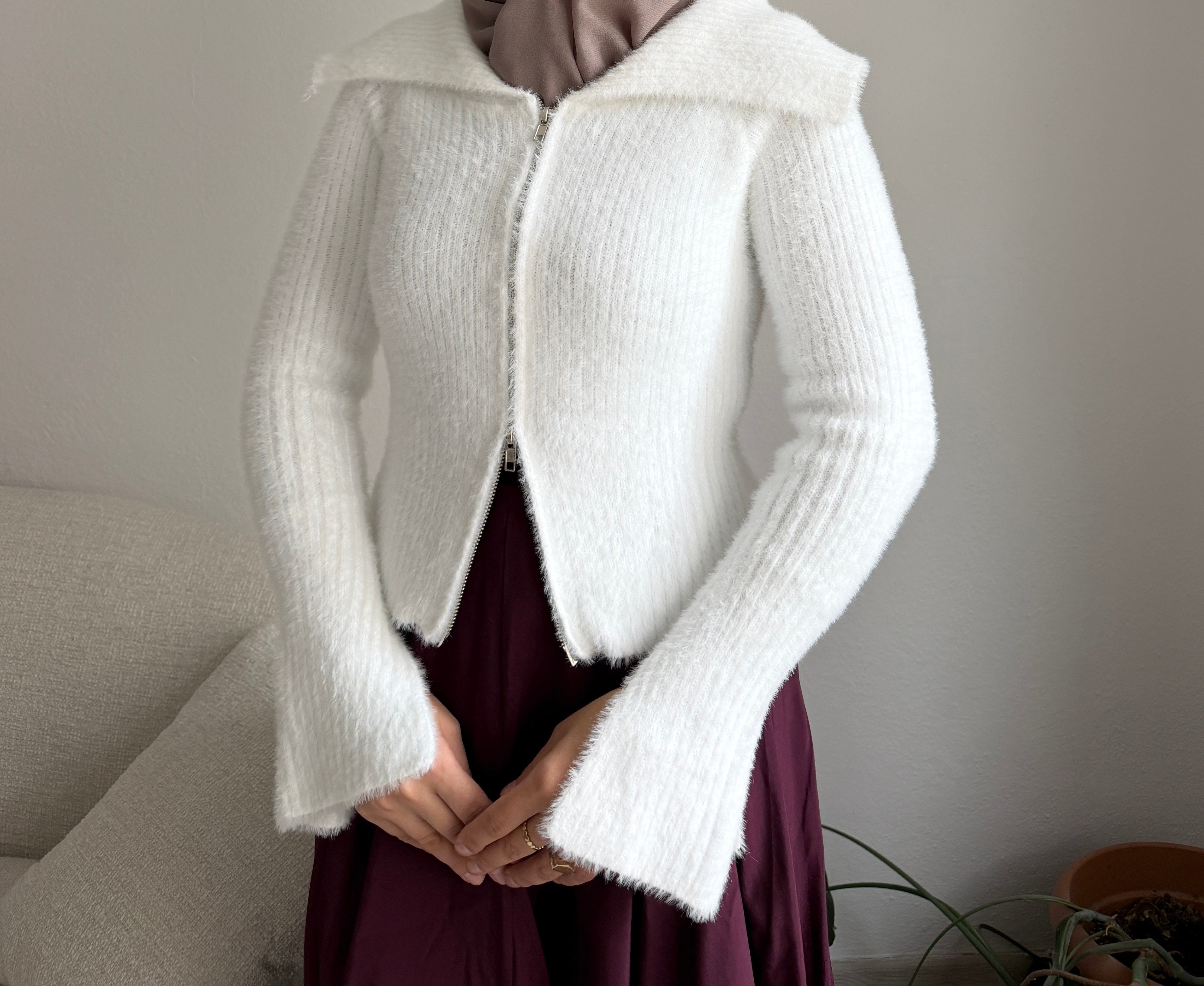 Beyaz Peluş Fermuarlı Hırka