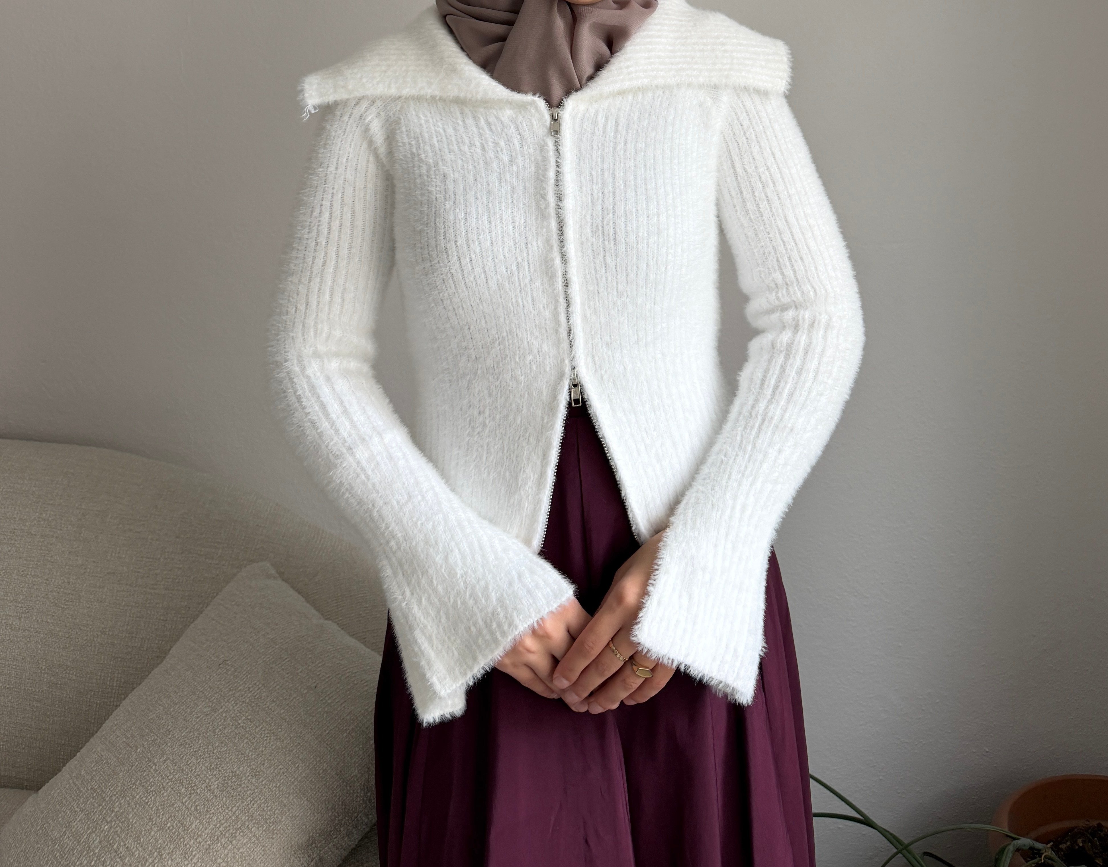 Beyaz Peluş Fermuarlı Hırka