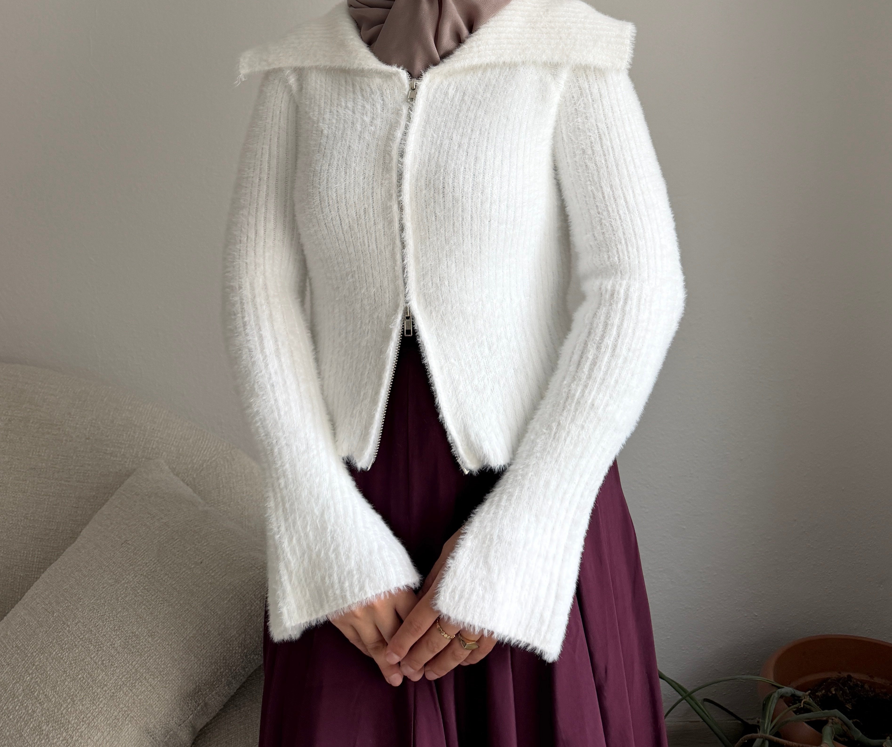 Beyaz Peluş Fermuarlı Hırka