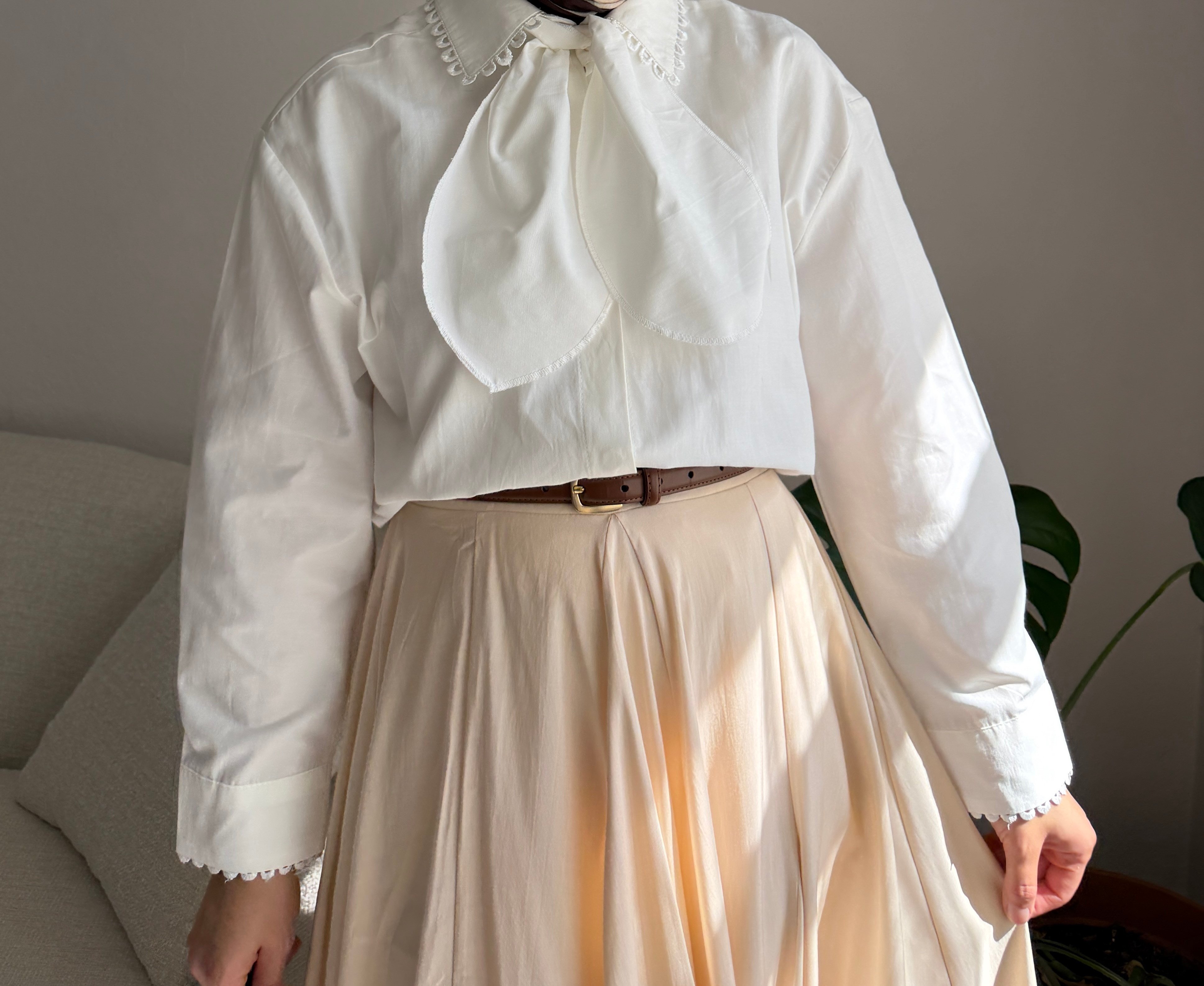 Beyaz Yakası Fularlı Gömlek