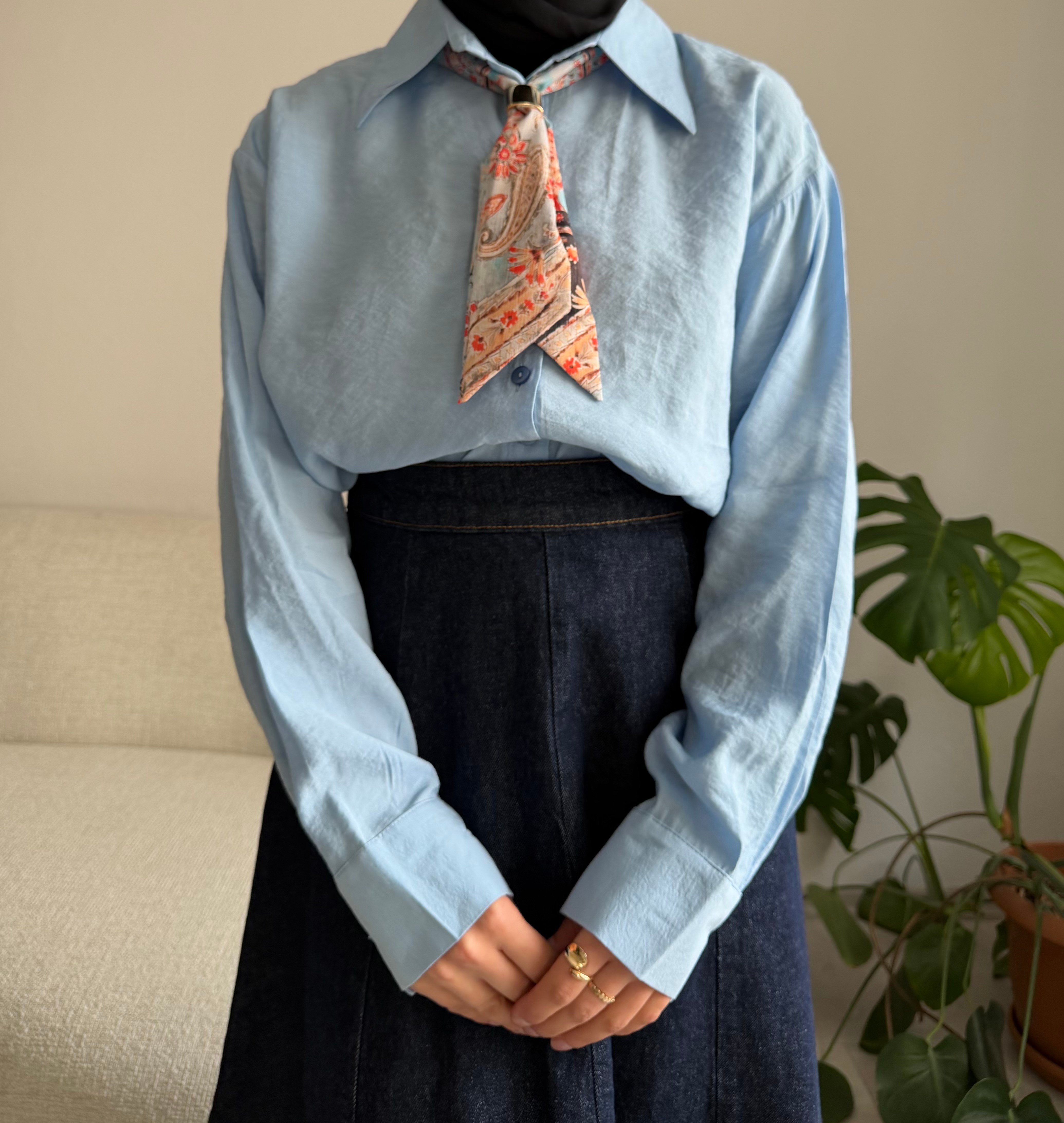 Mavi Fularlı Gömlek