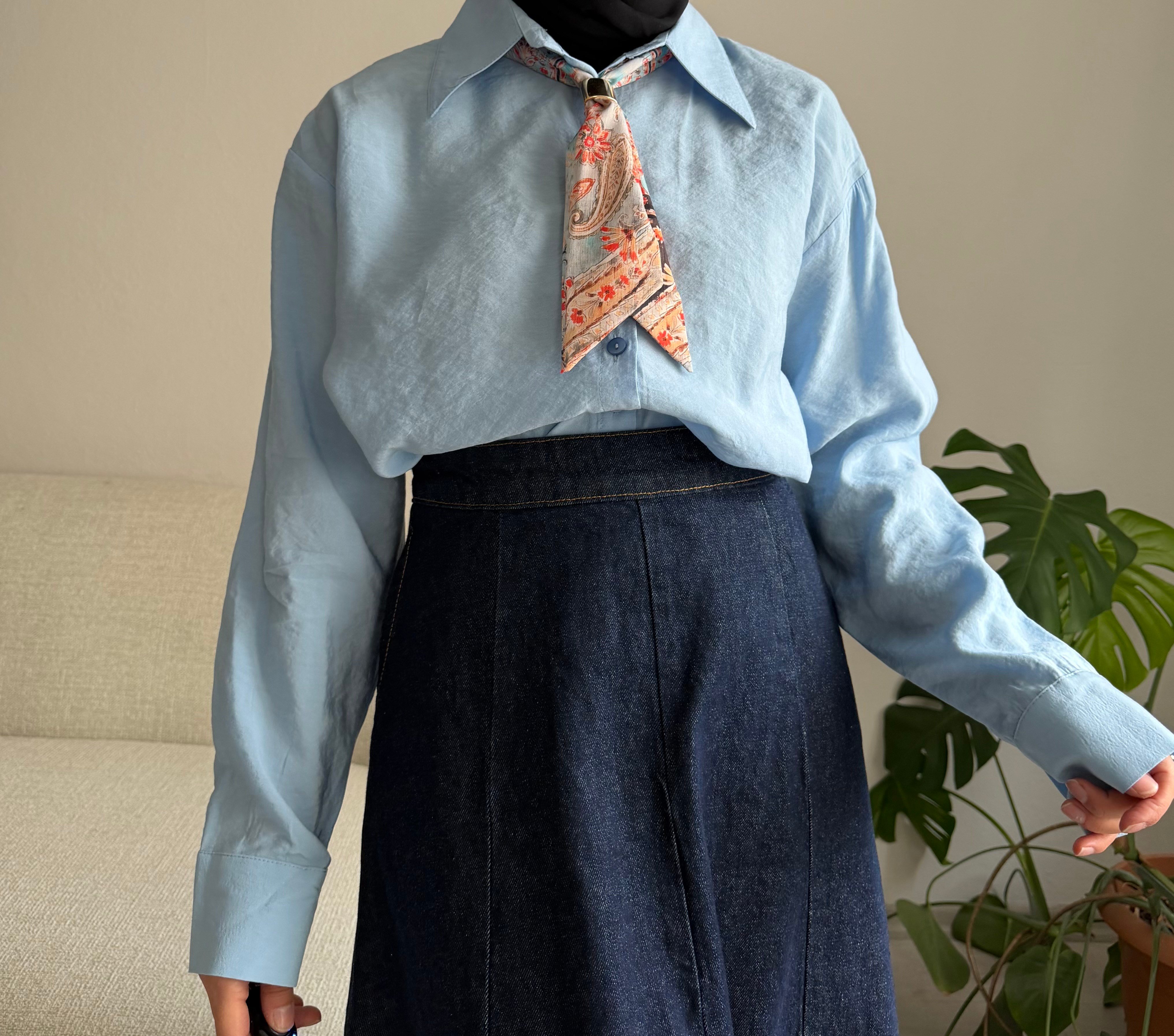 Mavi Fularlı Gömlek