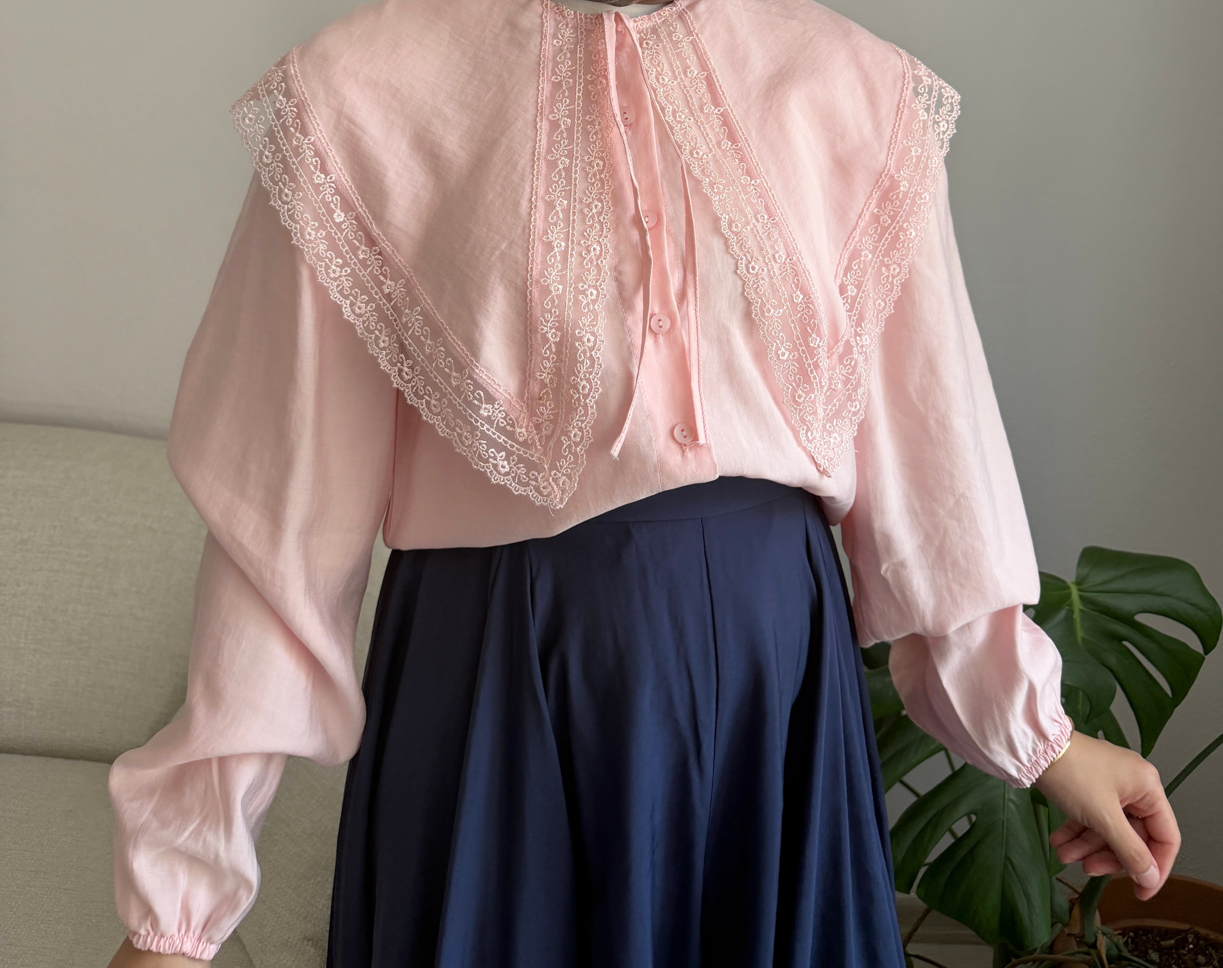 Pembe Dantel Yaka Gömlek