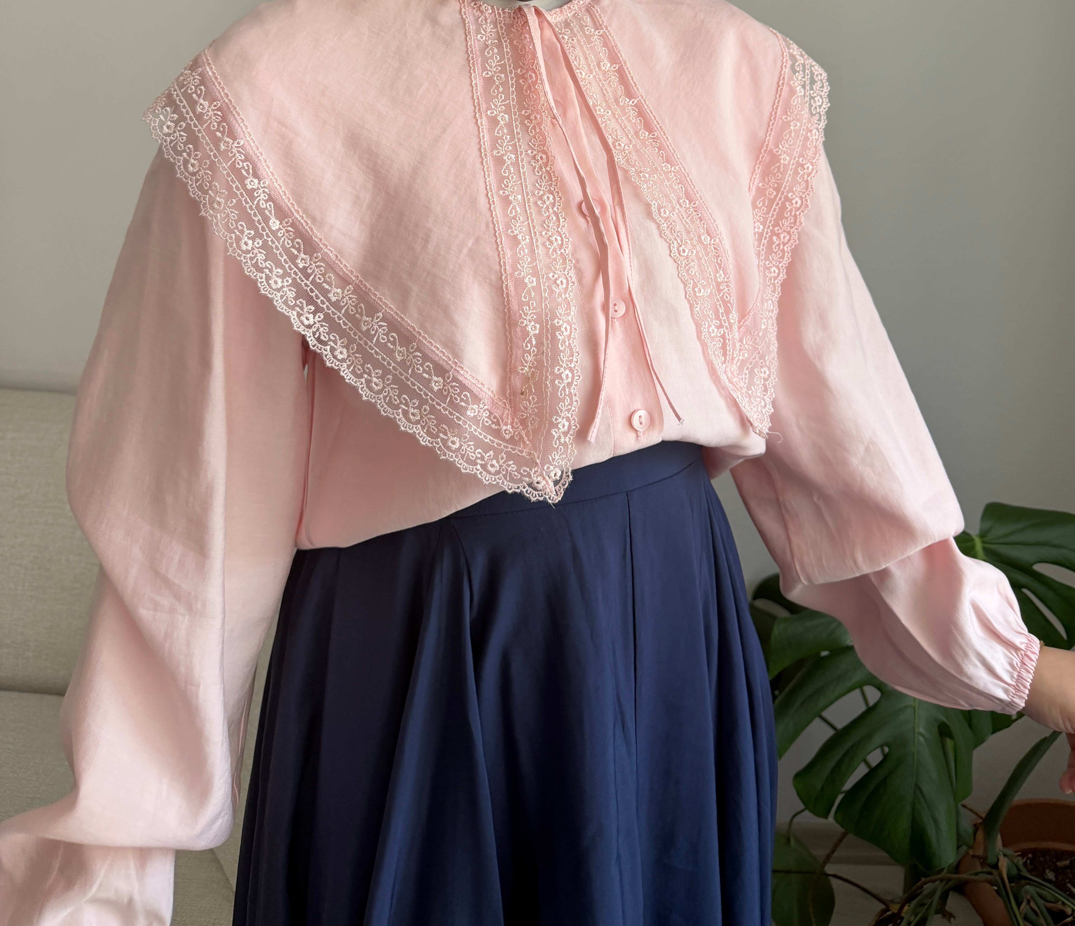 Pembe Dantel Yaka Gömlek