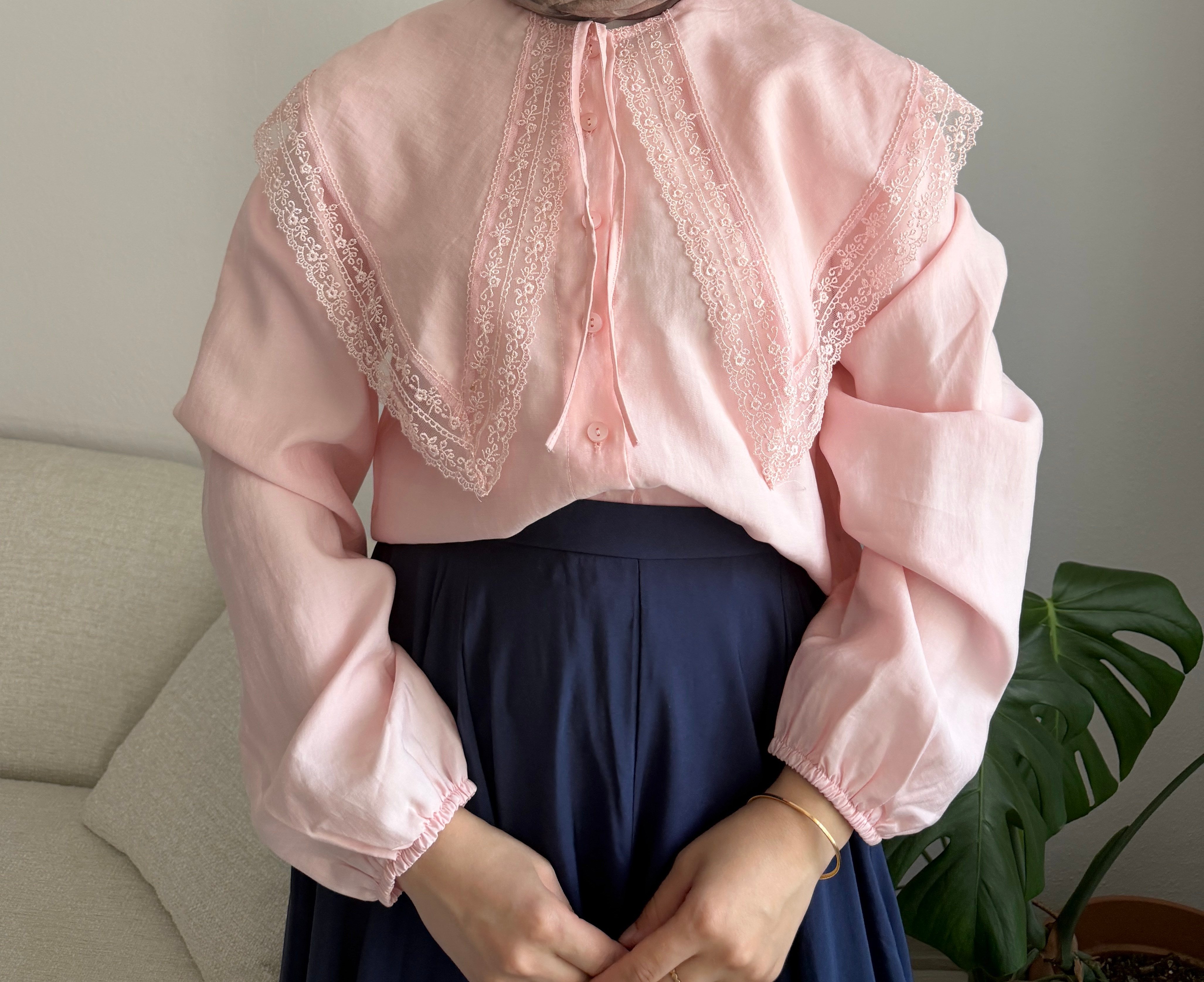 Pembe Dantel Yaka Gömlek