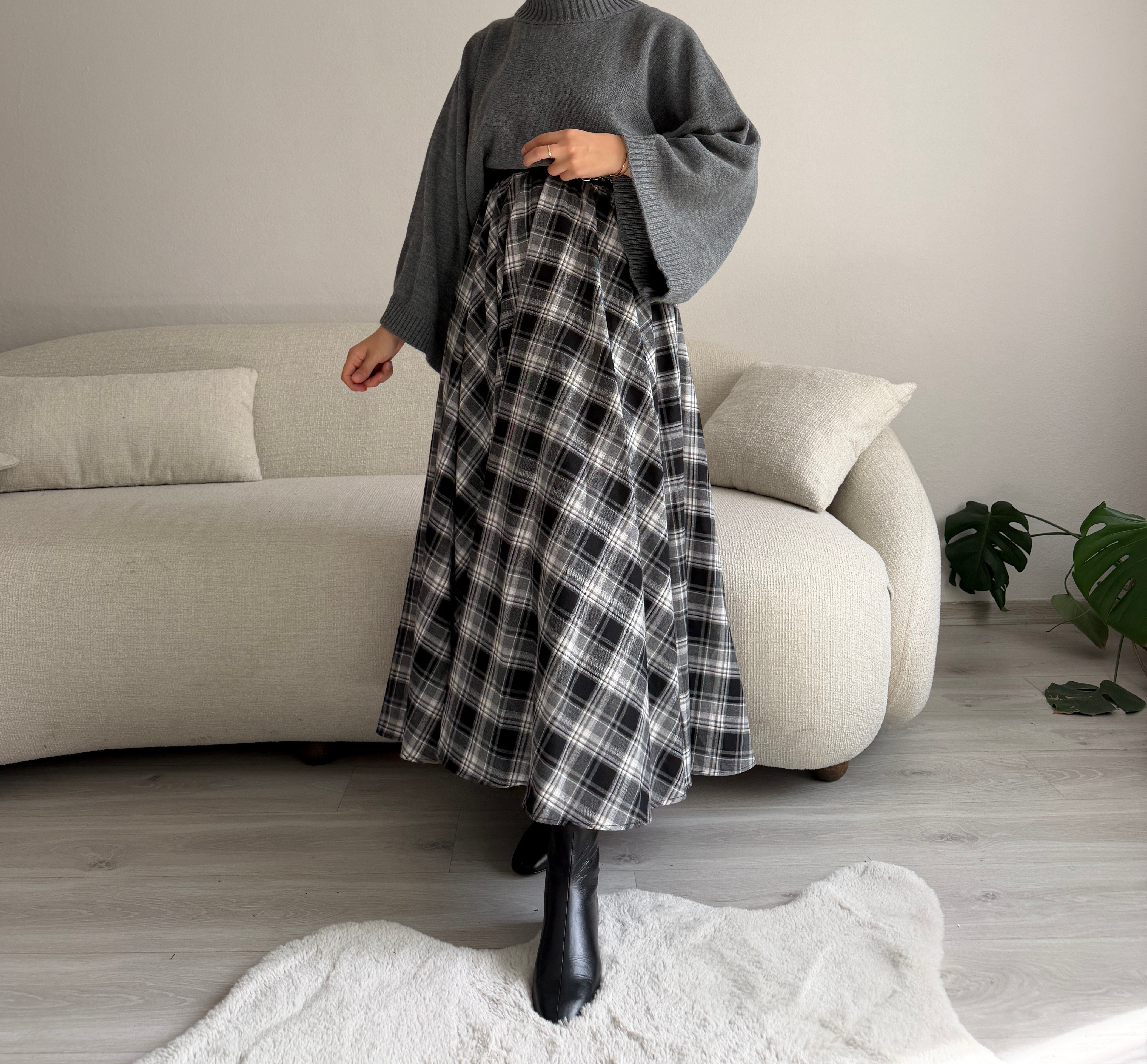 Siyah Ekose Tam Kloş Etek