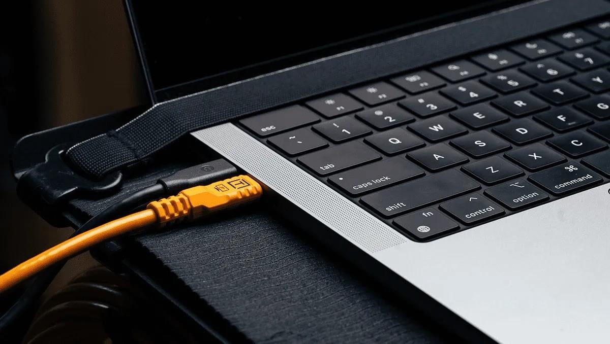 TetherPro Optima 10G USB-C, Straight to Right Angle Cable